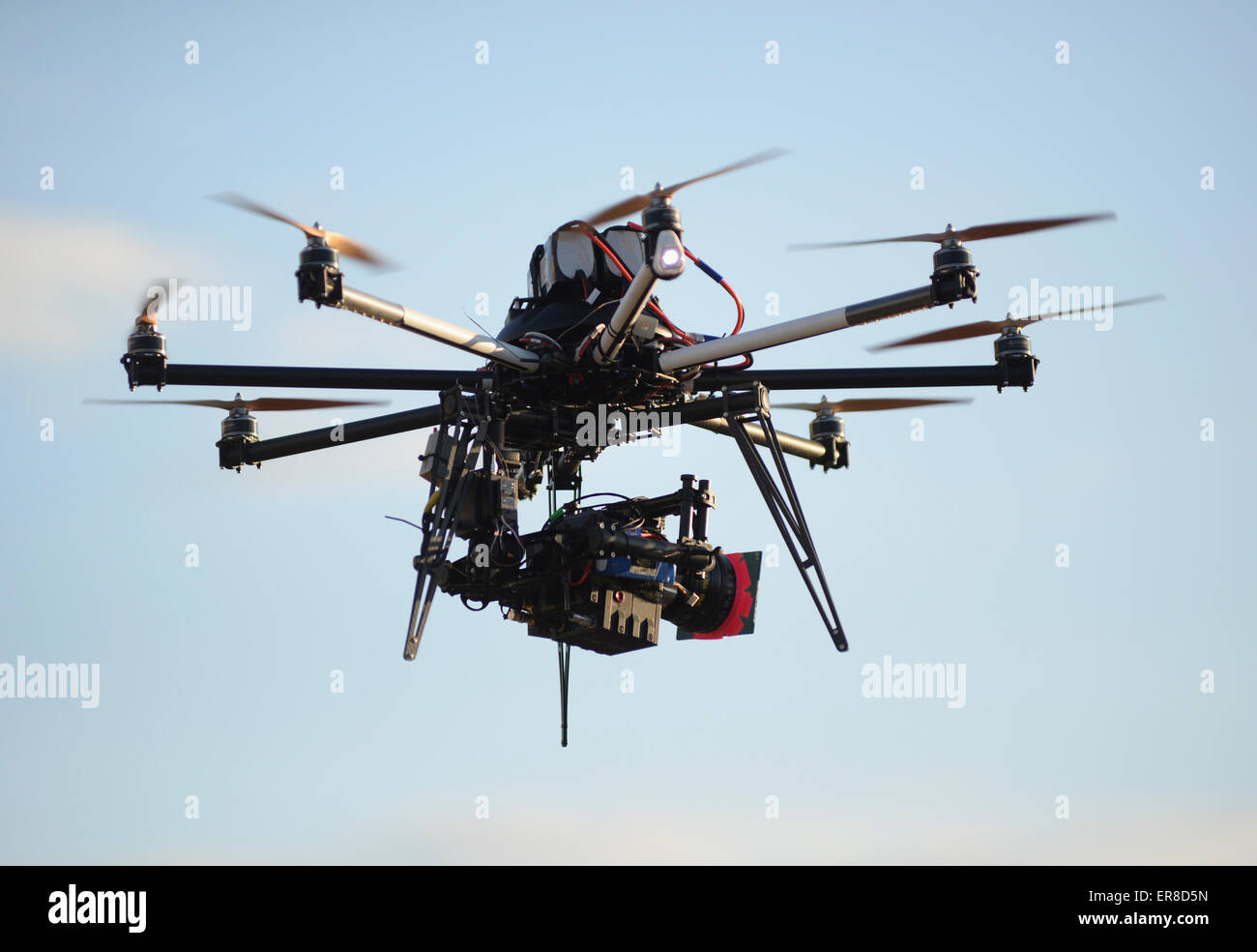 Drone avec caméra contre sky Banque D'Images