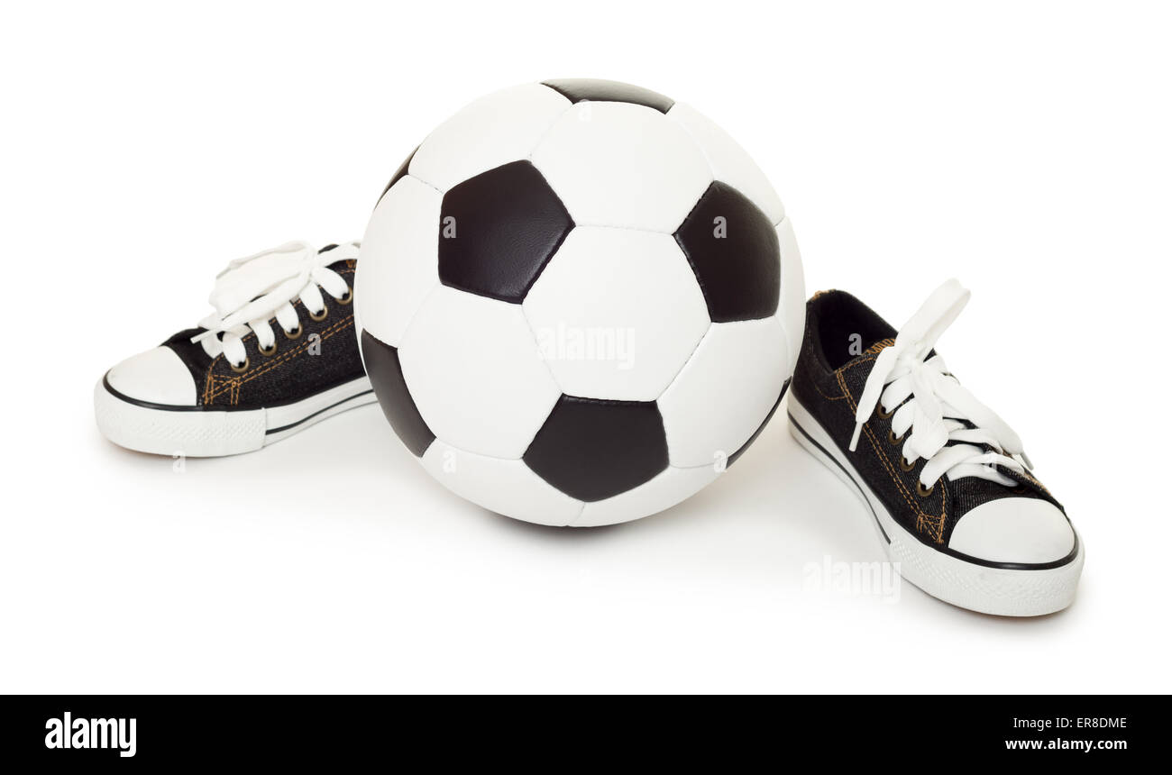 Ballon de football et de chaussures de sport sur isolé blanc Banque D'Images