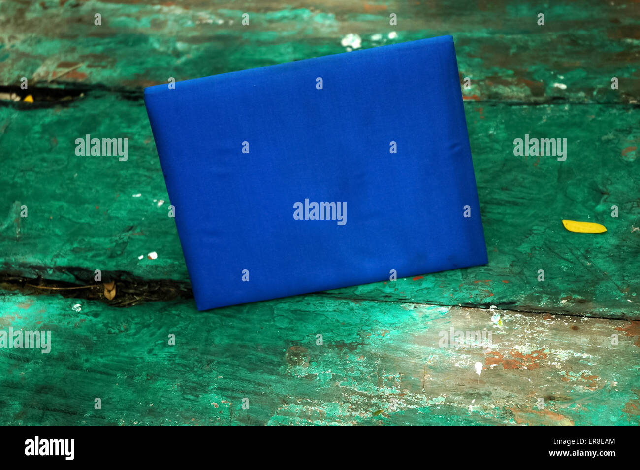 Bloc-notes avec couverture bleu foncé sur l'ancienne table en bois vert Banque D'Images