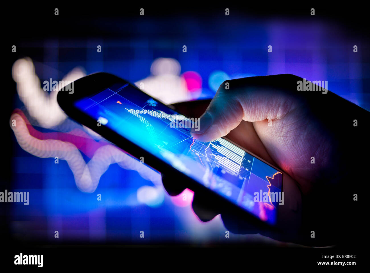 Une personne utilisant un téléphone mobile pour suivre les stocks en temps réel et de partager des données Banque D'Images