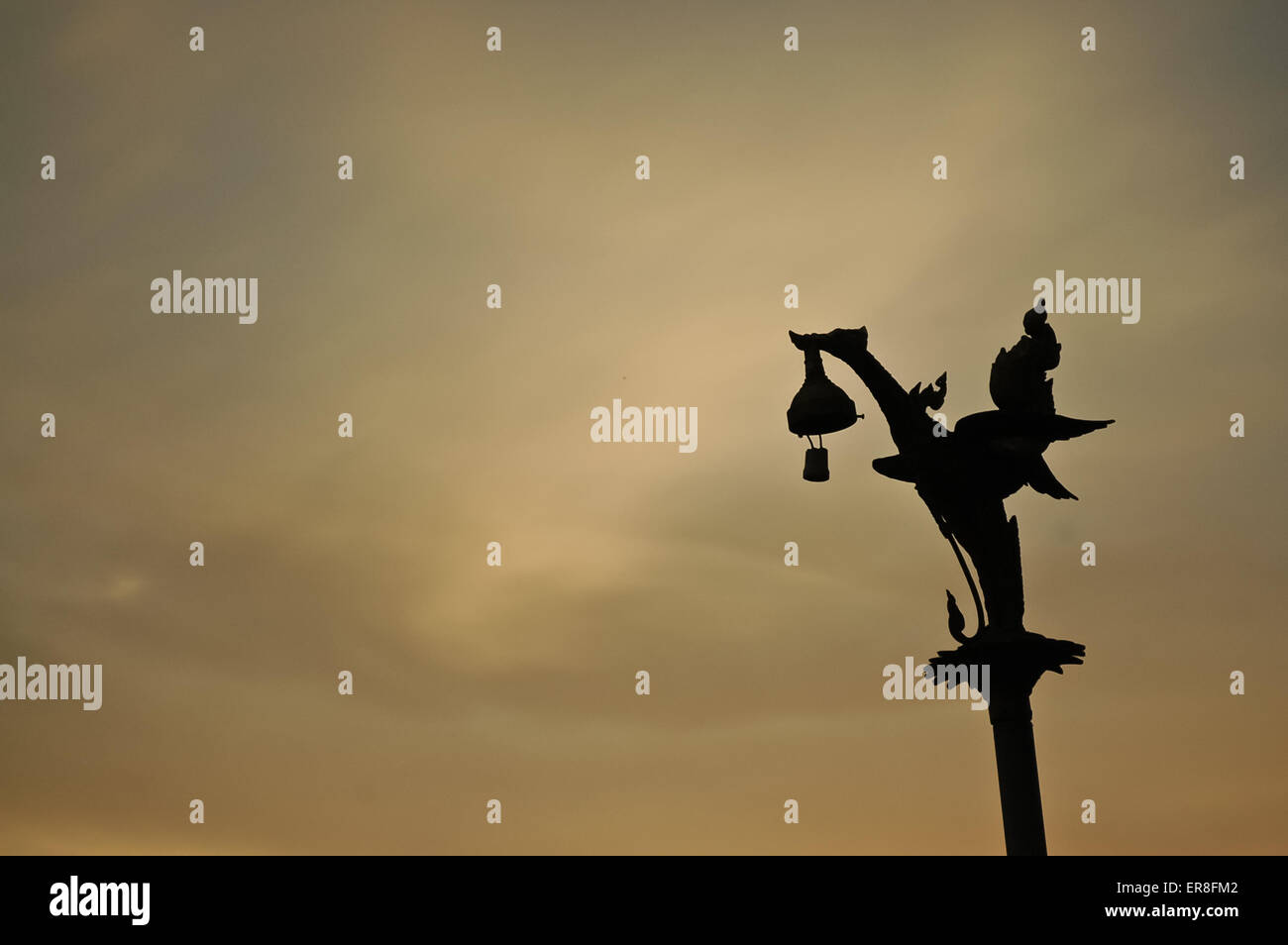 Voir la silhouette de l'ancienne Thaïlande swan illumination en pole lors de soleil Banque D'Images