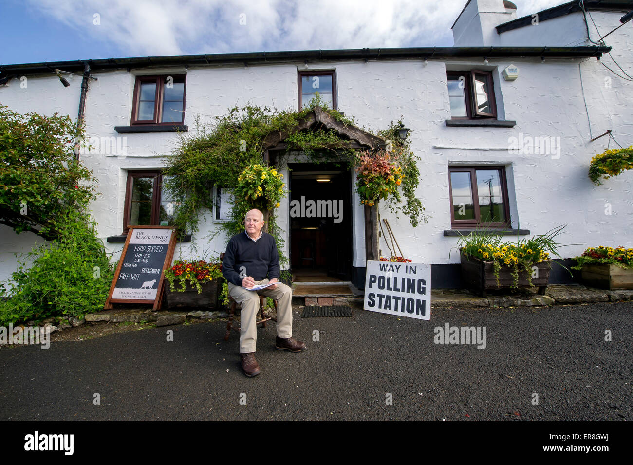 Le jour du scrutin de l'élection générale, UK : bureau de vote rurales à la Black Vénus en Challacombe, Devon. Banque D'Images