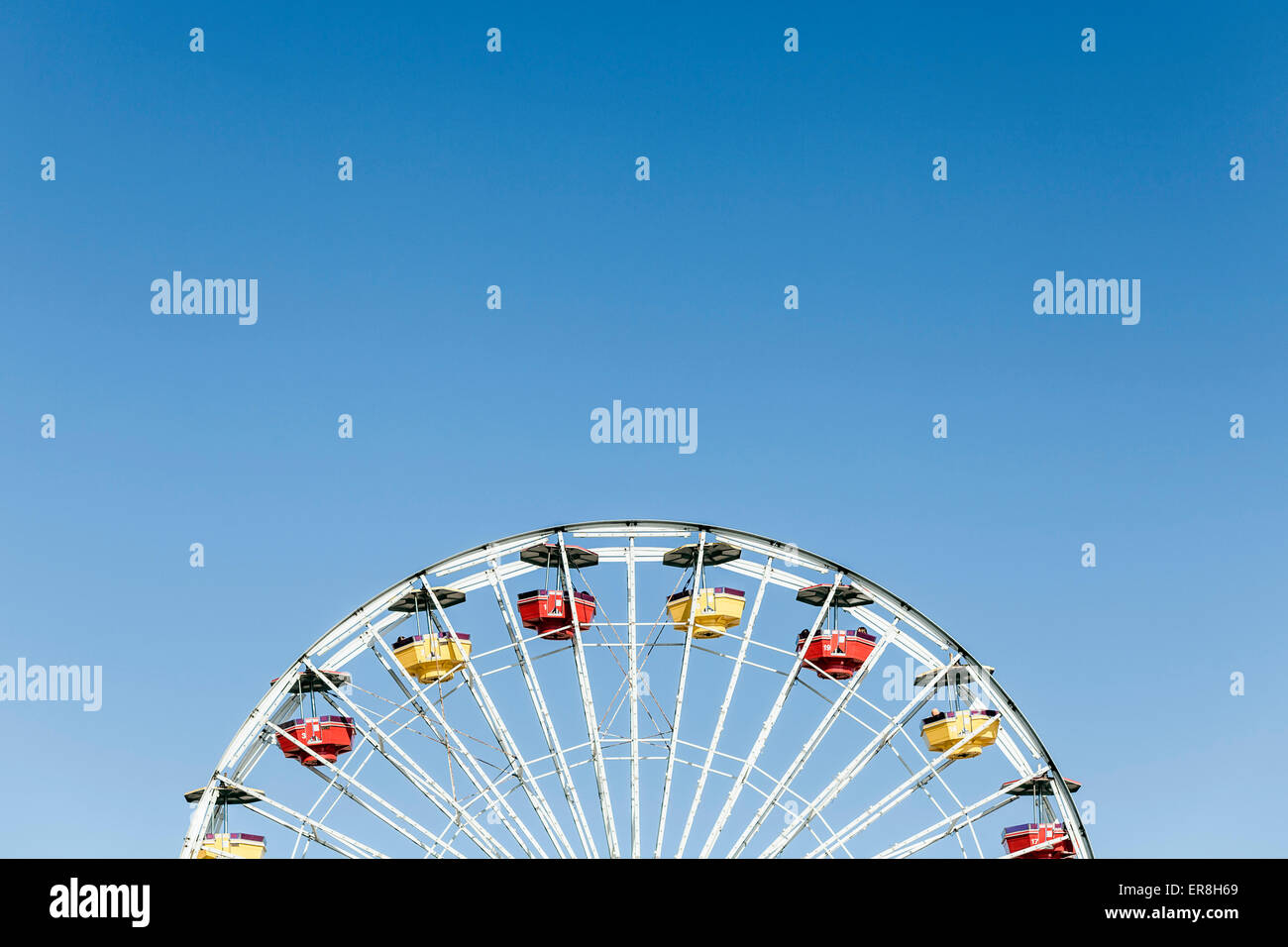 Low angle view of Ferris roue contre le ciel bleu clair Banque D'Images