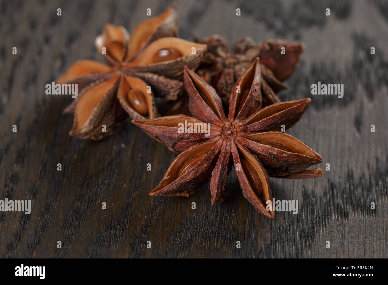 Les étoiles d'anis sur la vieille table en chêne, la photo en gros Banque D'Images