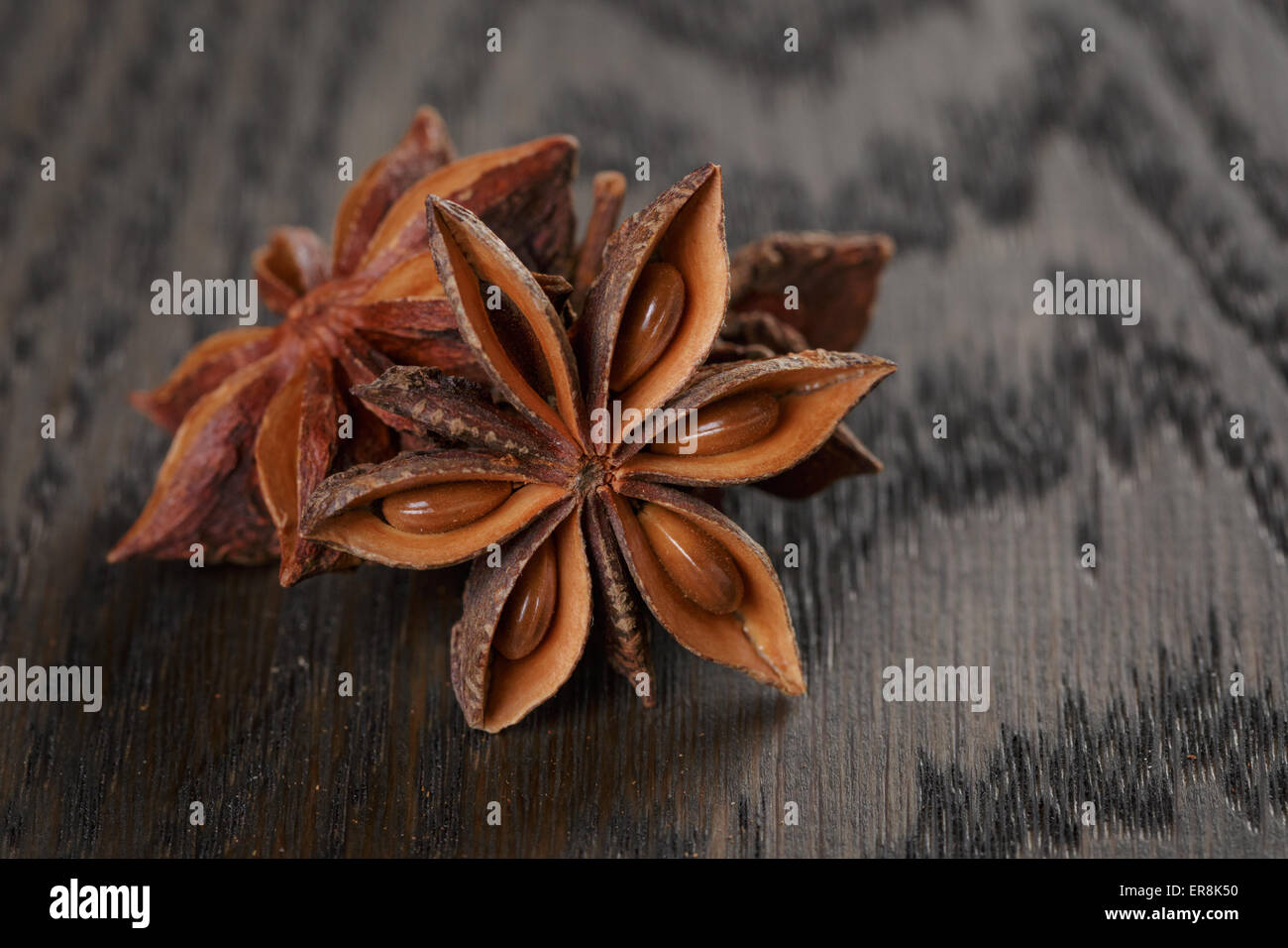 Les étoiles d'anis sur la vieille table en chêne, la photo en gros Banque D'Images