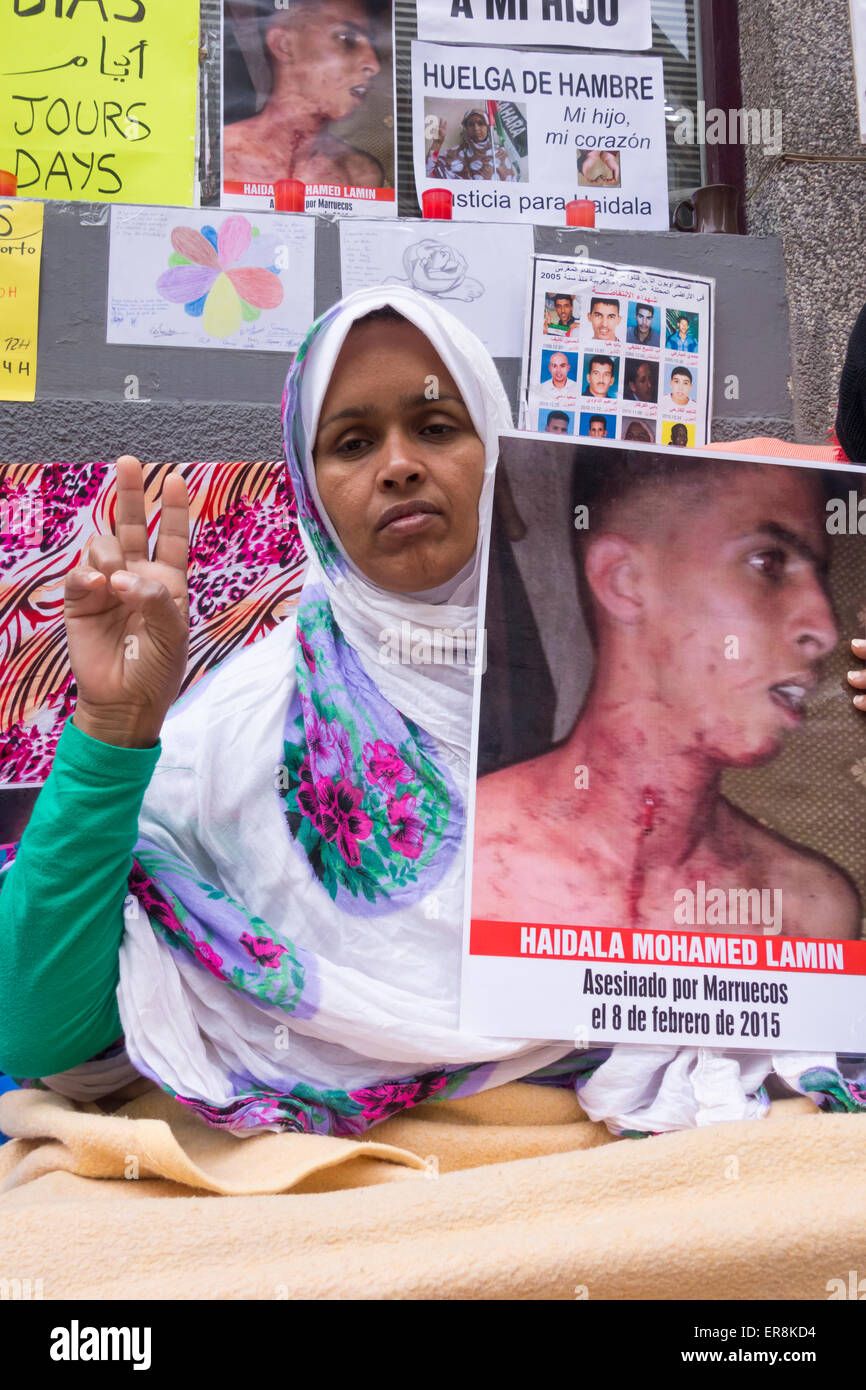 Canaries, Espagne. 29 mai, 2015. Takbar sahraoui Haddi du Sahara occidental entame sa quinzième jour d'une grève de la faim indefinate sur un canapé devant le consulat du Maroc à Las Palmas, tenant une photos de son fils mort, qui dit "urdered par le Maroc". Elle demande une enquête sur la mort de son fils âgé de 21 ans, Mohamed Lamin Haidala, qui, selon elle, était "urdered par des colons Moroccon dans El Aauin, la plus grande ville dans le territoire contesté du Sahara occidental, en février 2015. Credit : ALANDAWSONPHOTOGRAPHY/Alamy Live News Banque D'Images