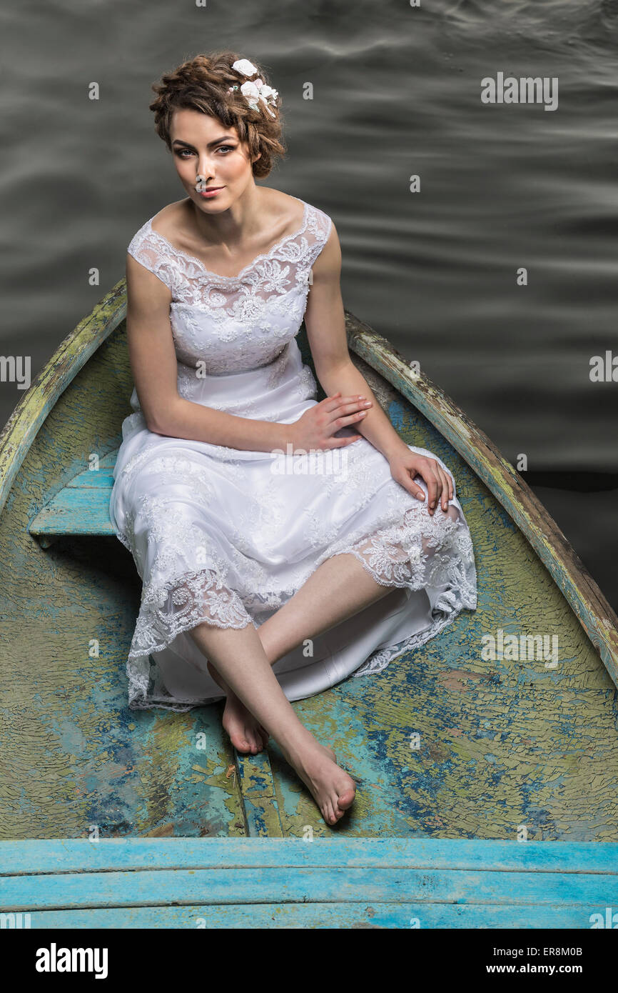 High angle portrait of young bride sitting en bateau sur le lac Banque D'Images