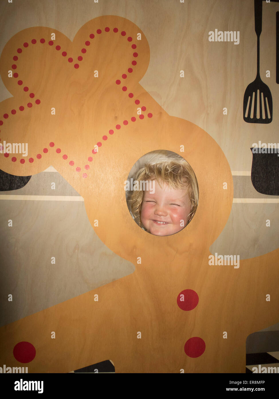 Happy cute boy en costume à la maison Gingerbread Man Banque D'Images