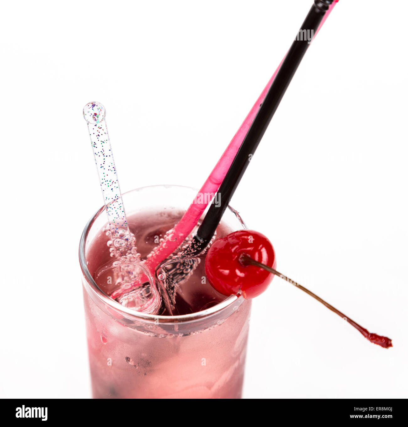 Close up cocktail fraîcheur avec de la glace dans le verre avec paille Banque D'Images