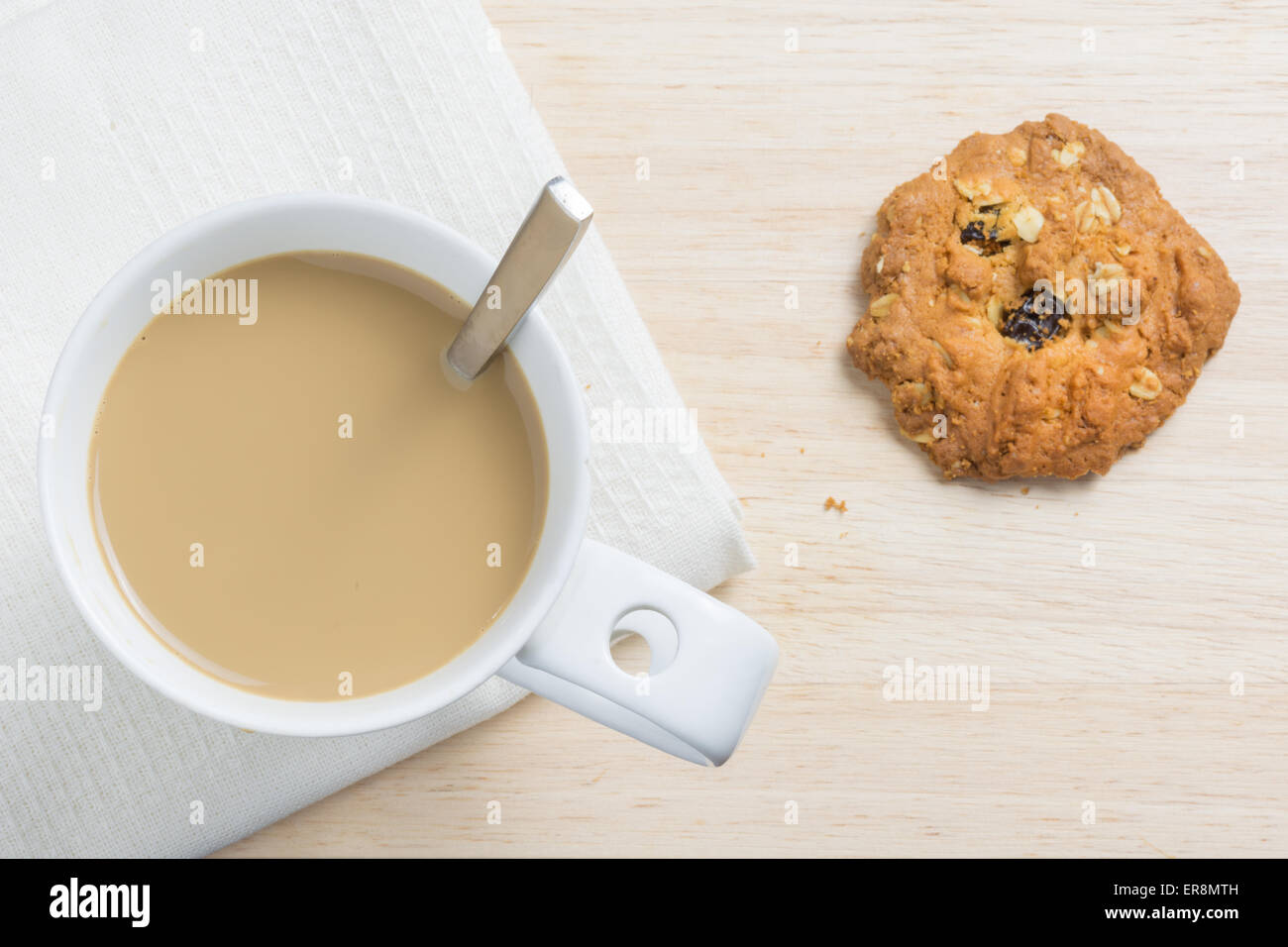 La saveur du café, manger de délicieux cookies. Banque D'Images