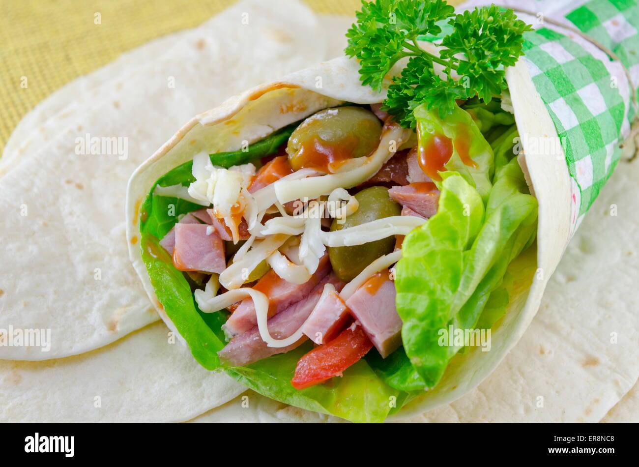 Sandwich tortilla avec légumes frais et jambon Banque D'Images Sandwich tortilla avec légumes frais et jambon Banque D'Images