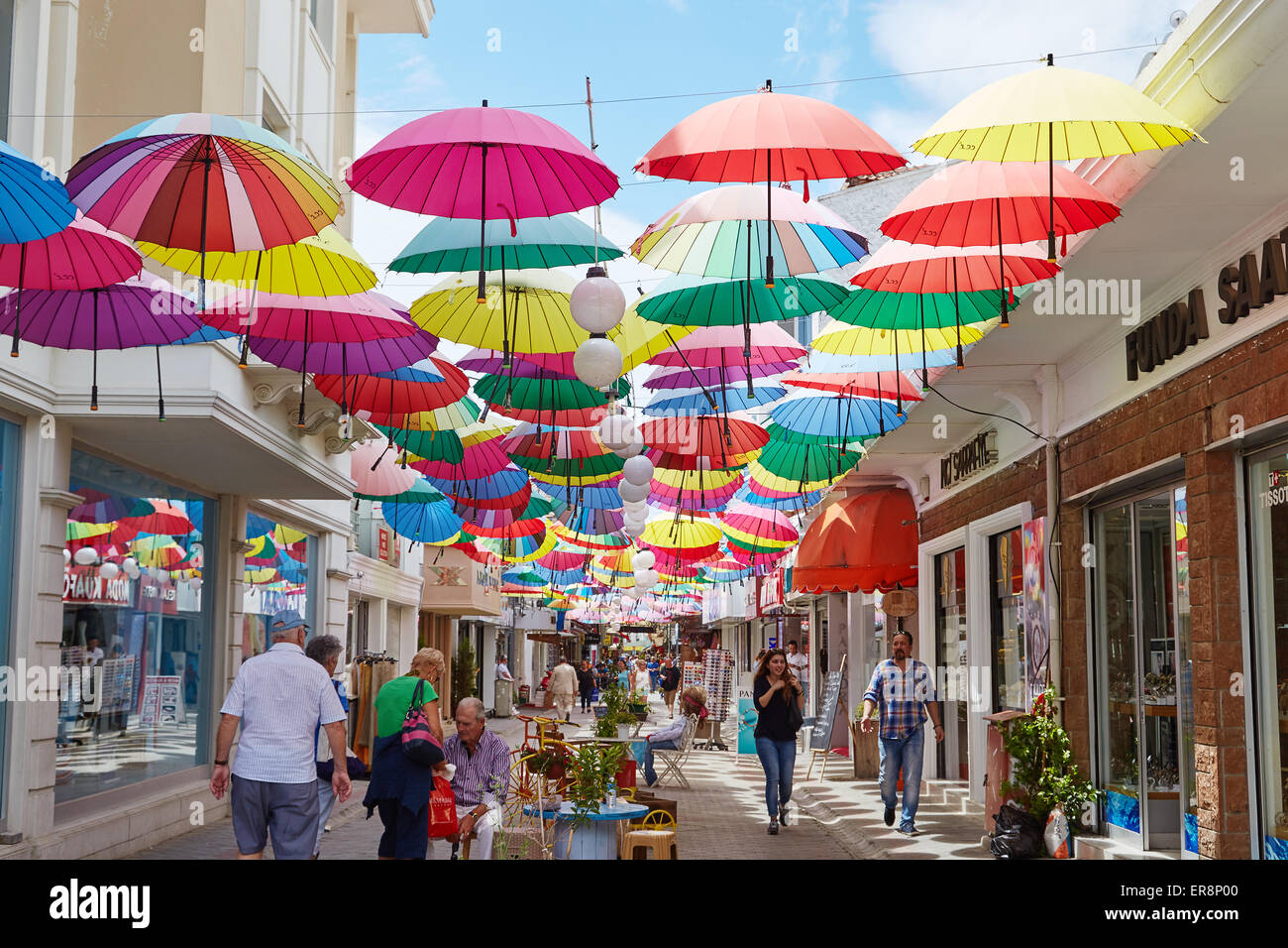 Parapluies accrochée au-dessus d'une rue dans le quartier d'Alfama de  Lisbonne Portugal Europe Photo Stock - Alamy
