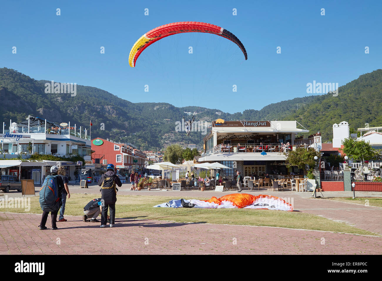 Parachute de Oludeniz, près de Fethiye, Turquie. En venant de débarquer sur la plage. Banque D'Images