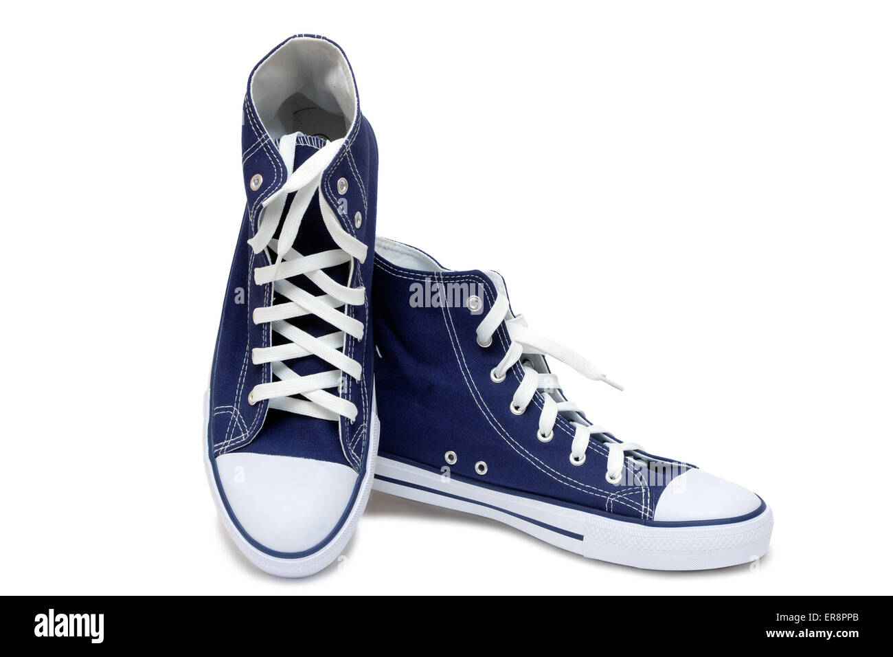 Pratique pour le sport mens sneakers en bleu foncé tissus épais. Présenté sur un fond blanc. Banque D'Images