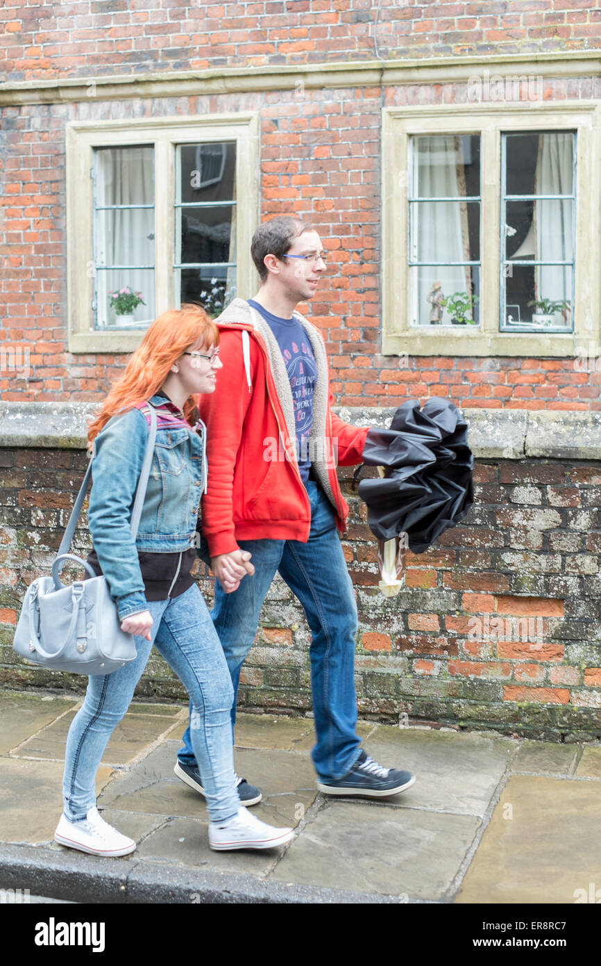 Couple en train de marcher sous la pluie à Salisbury Wiltshire Banque D'Images