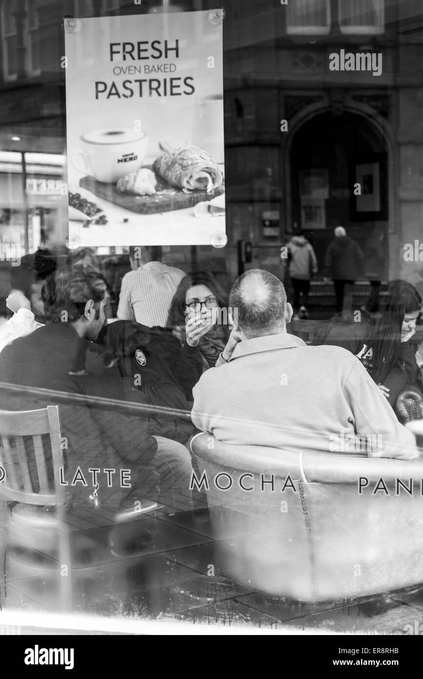 Les personnes bénéficiant d'un café au Cafe Nero à Salisbury Banque D'Images