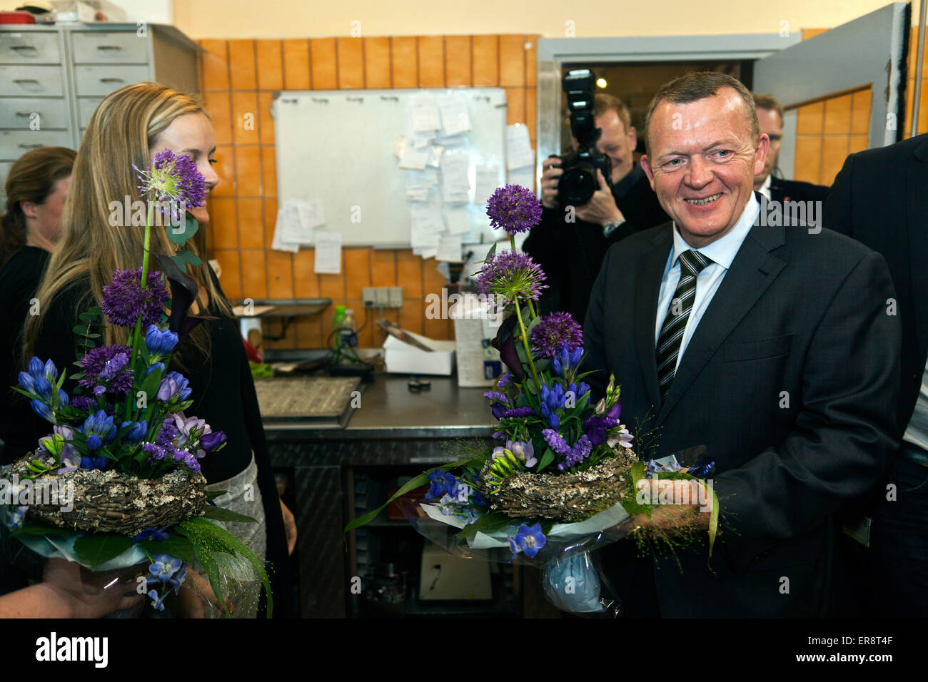 Svinning, Danemark, 29 mai 2015 : le chef de l'opposition danois Lars Lokke Ramussen (M) , Venstre ( lire : les libéraux) reçoit des fleurs et ses gâteaux préférés - "Noir et Blanc" - lors de sa visite d'une boulangerie dans Svinning sur la Nouvelle-Zélande. La visite fait partie de sa campagne électorale Banque D'Images