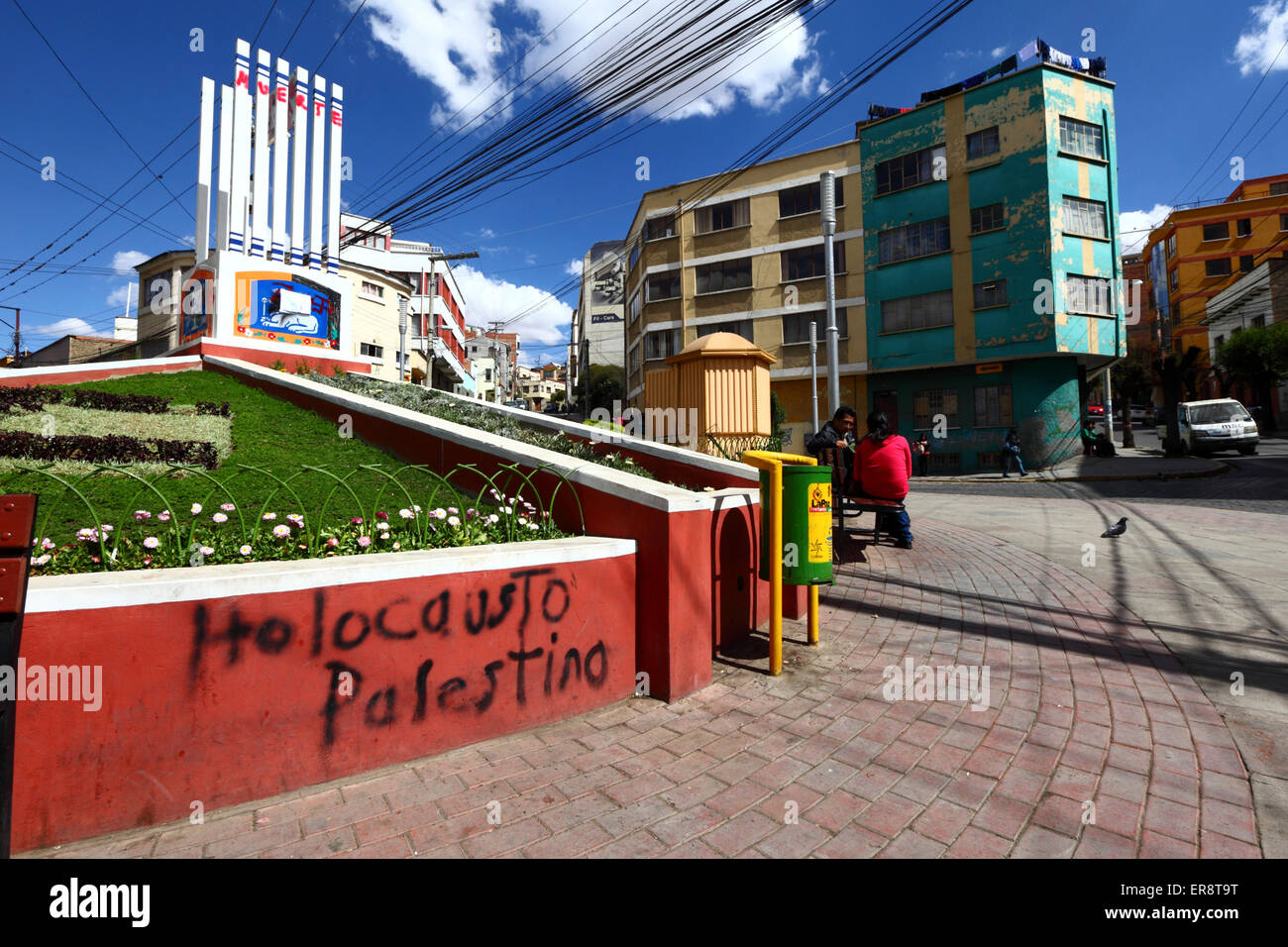 Les mots 'Palestine holocauste' en espagnol et un monument défacé pour protester contre l'offensive militaire israélienne à Gaza, la Paz, Bolivie Banque D'Images