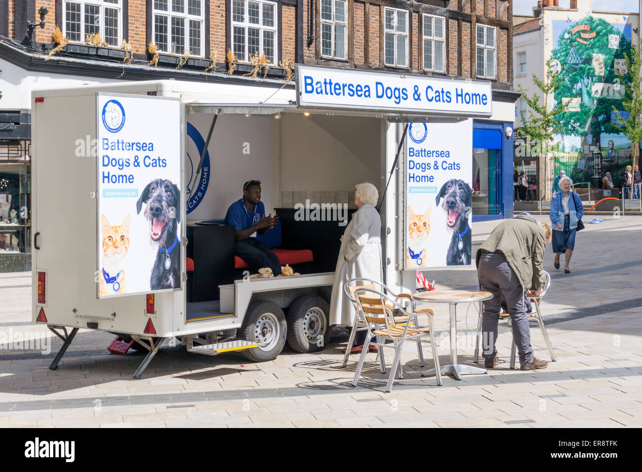 Battersea Dogs & Cats Accueil Bande annonce, la sensibilisation de la charité à Bromley, Kent. Banque D'Images