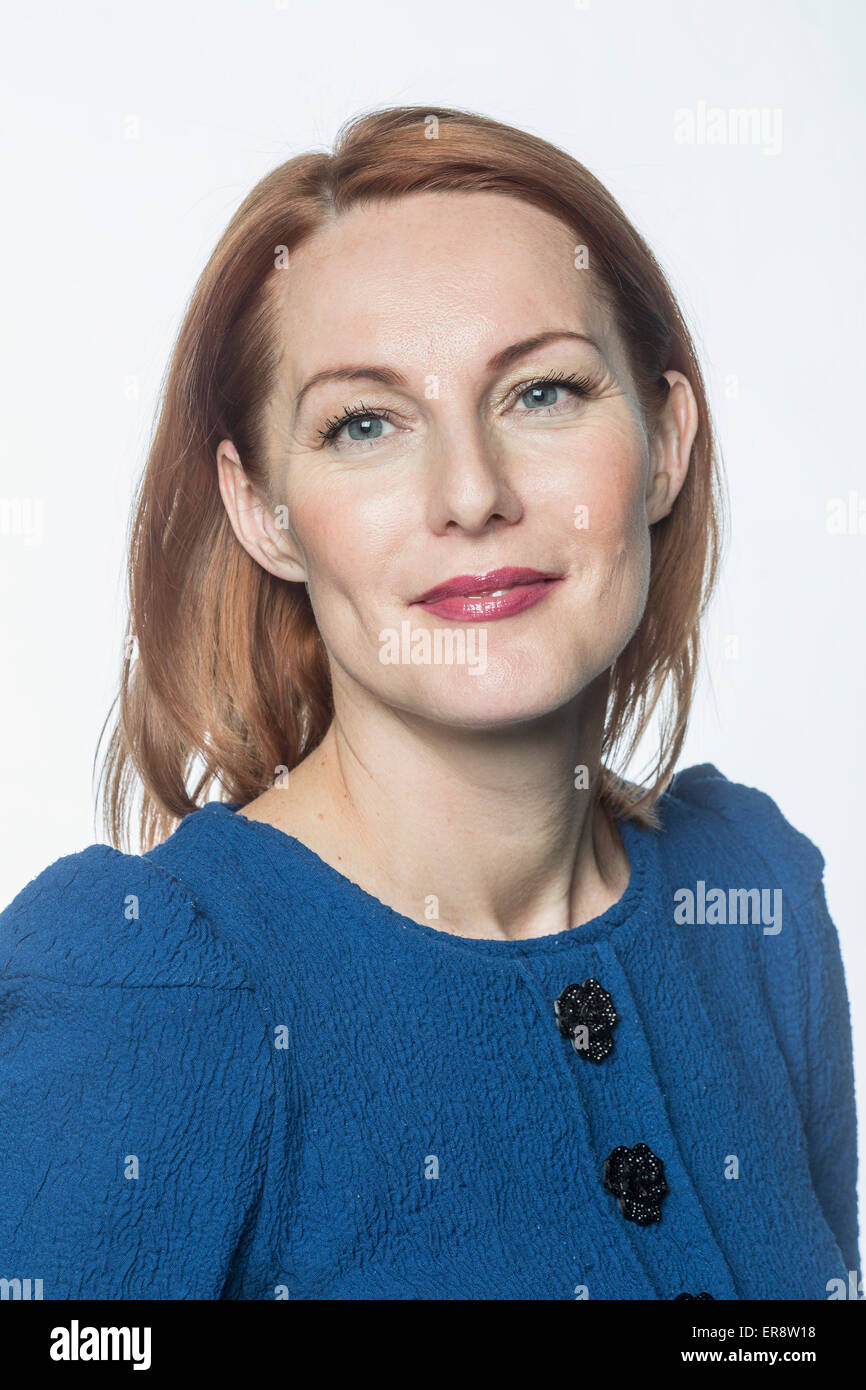 Portrait of smiling mature woman against white background Banque D'Images