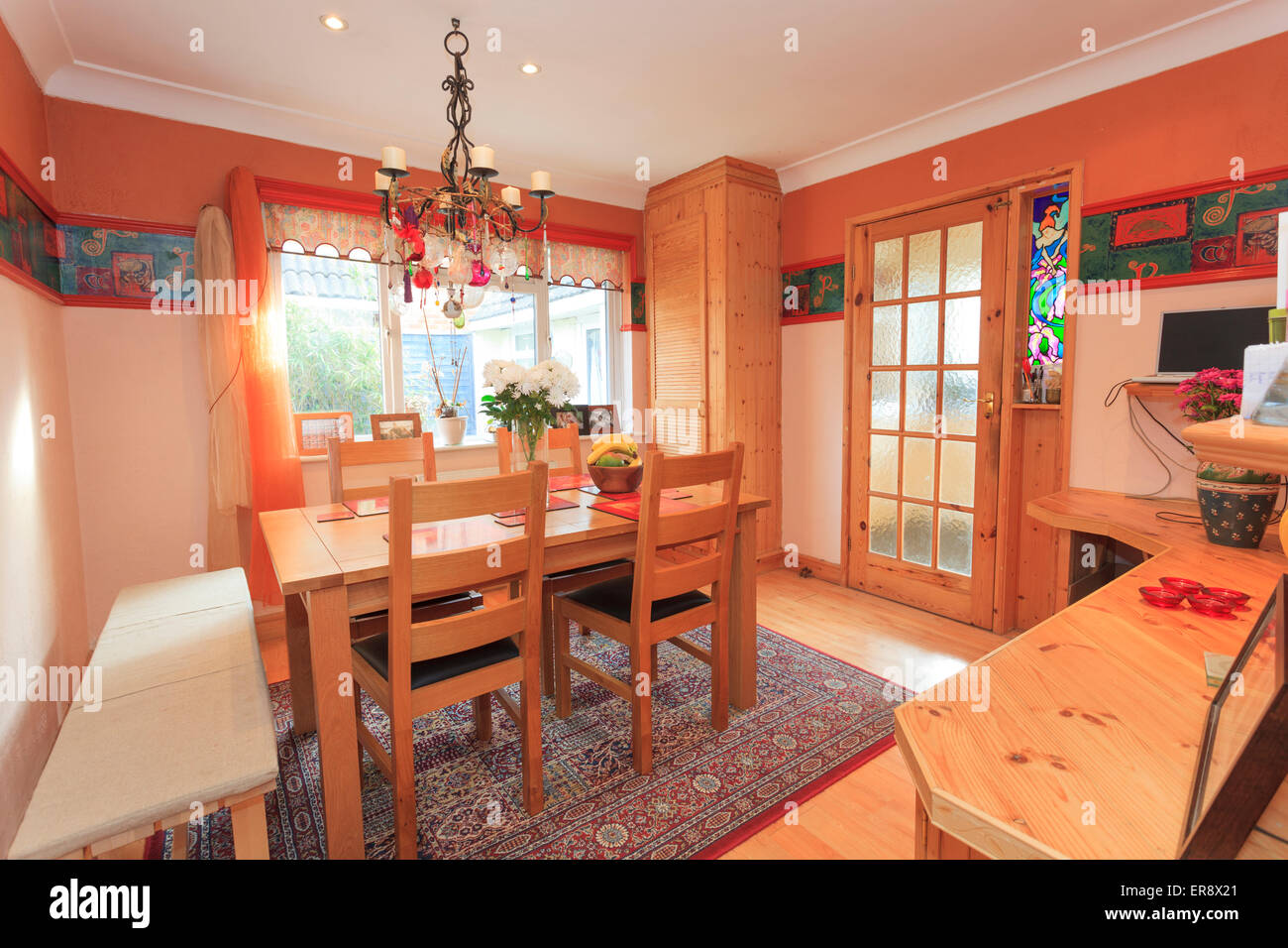 La Salle A Manger En Anglais Salle à manger en anglais maison avec gel décoratif mural et lustre bougie  Photo Stock - Alamy
