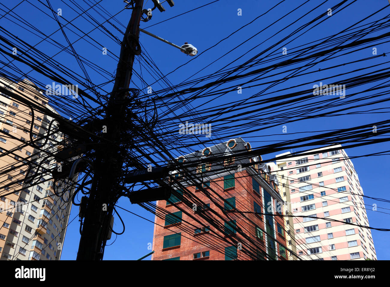 Masse enchevêtrée de câbles électriques sur le post, La Paz, Bolivie Banque D'Images