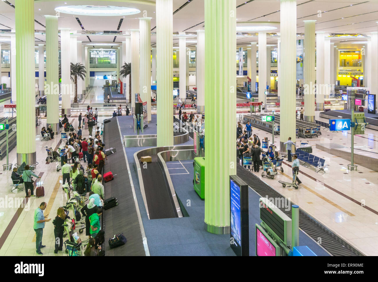 Hall d'arrivée de l'aéroport international de Dubaï et carrousel, la ville de Dubaï, Émirats arabes unis, ÉMIRATS ARABES UNIS, Moyen Orient Banque D'Images