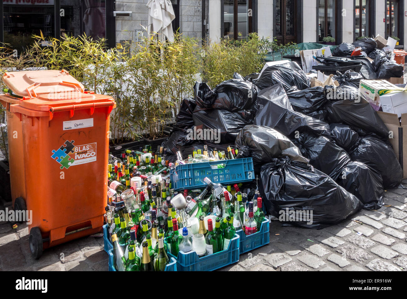 Des sacs poubelle et conteneurs à déchets avec les ordures ménagères en raison d'une grève par la société de traitement des déchets IVAGO à Gand, Belgique Banque D'Images