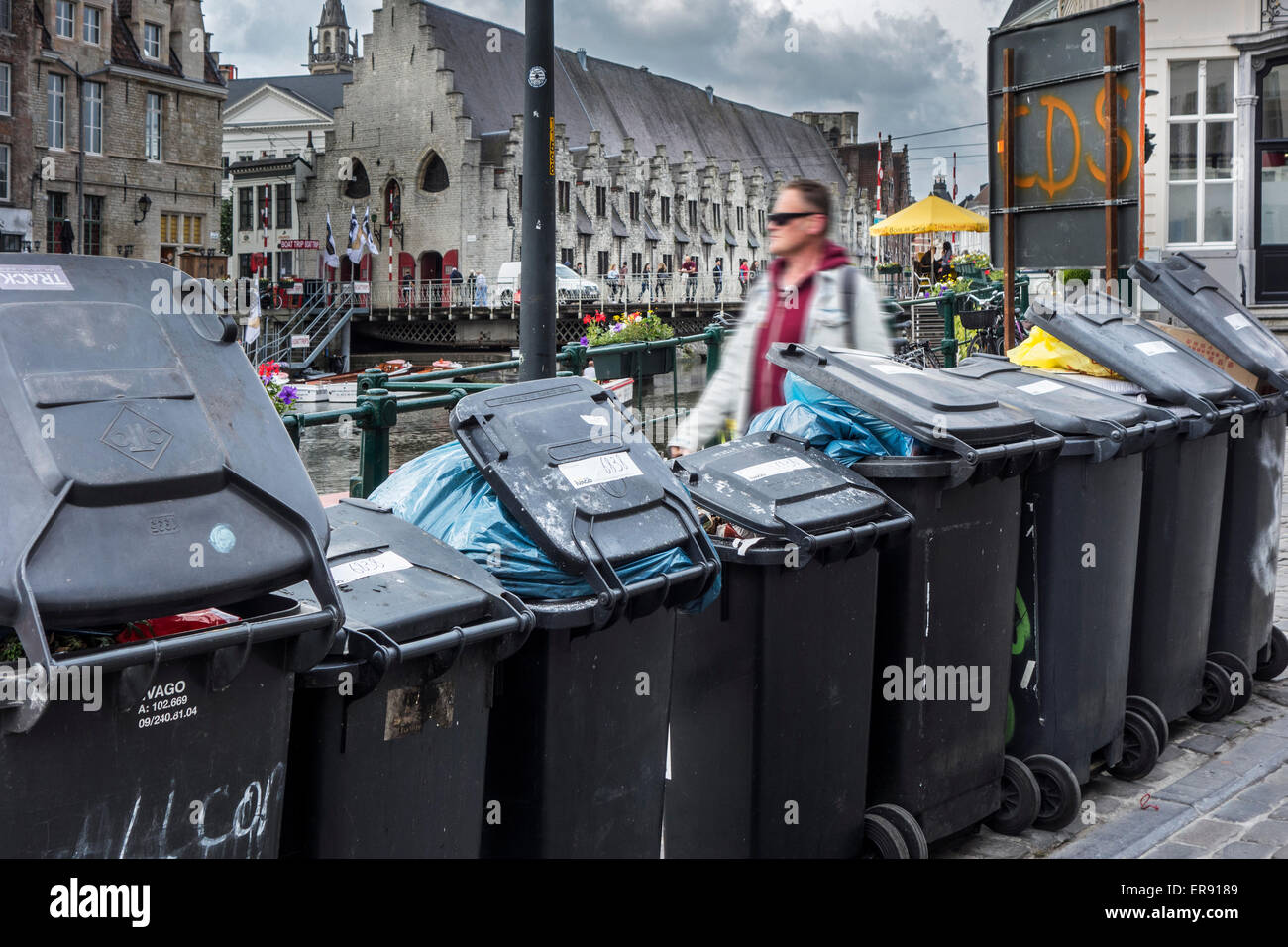 Les conteneurs à déchets entassés avec les ordures ménagères en raison d'une grève par la société de traitement des déchets dans la ville IVAGO Gand, Belgique Banque D'Images