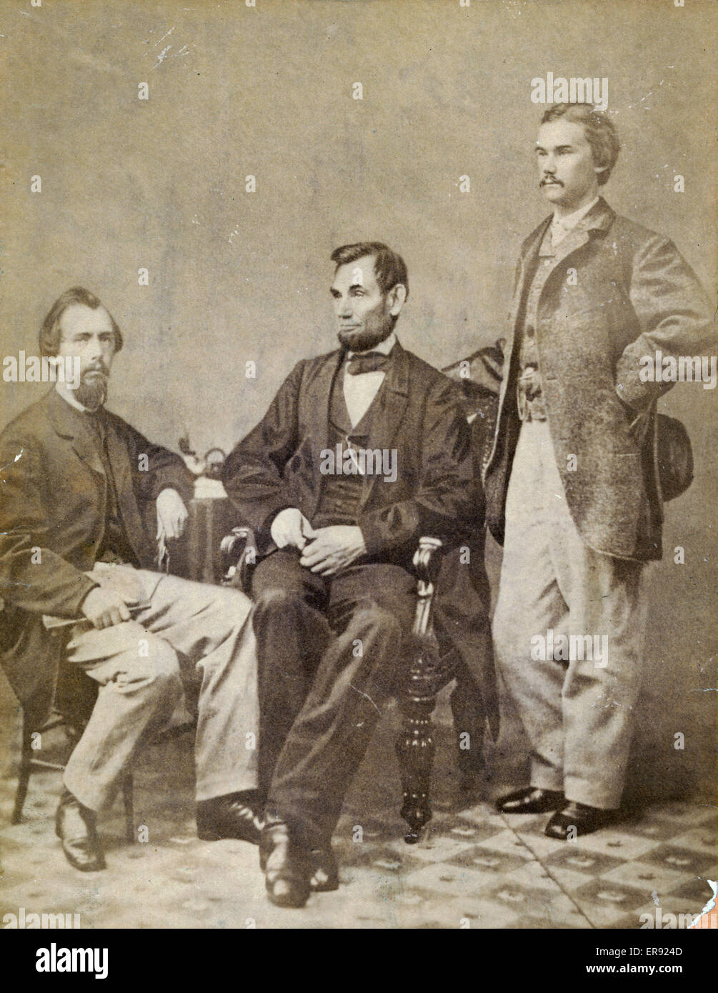 Lincoln &AMP ; ses secrétaires, Nicolay &AMP ; Hay. La photo montre le président Abraham Lincoln assis entre ses secrétaires particuliers John G. Nicolay et John Hay à une séance photo dans le studio d'Alexander Gardner à Washington, DC, le 8 novembre 1863. Sur ce da Banque D'Images