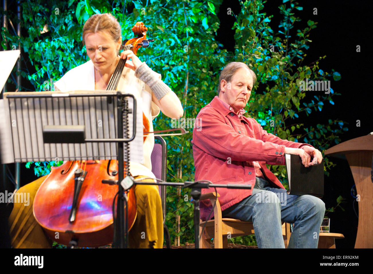 Hay-on-Wye, Powys, au Royaume-Uni. 29 mai 2015. Michael Morpurgo - La question Mozart Concert - Auteur Michael Morpurgo est rejoint par l'actrice Alison Reid, le violoniste Daniel Pioro et le conteur's Band (un quatuor de cordes). Ensemble les paroles et musique s'entremêlent pour raconter son histoire envoûtante de survie contre toute attente, avec en arrière-plan de l'Holocauste. Adapté et réalisé par Simon Reade. Credit : Graham M. Lawrence/Alamy Live News. Banque D'Images