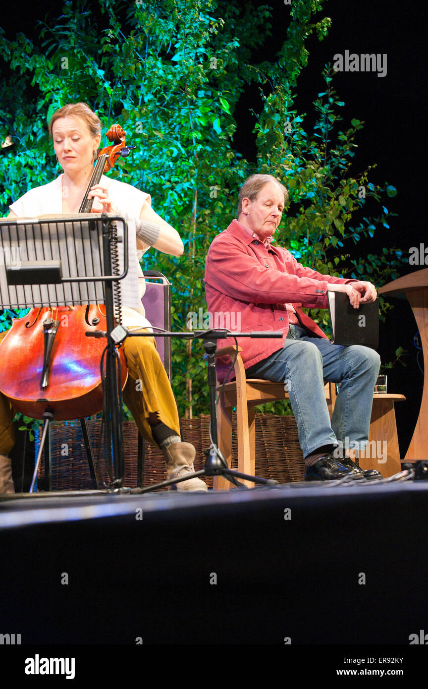 Hay-on-Wye, Powys, au Royaume-Uni. 29 mai 2015. Michael Morpurgo - La question Mozart Concert - Auteur Michael Morpurgo est rejoint par l'actrice Alison Reid, le violoniste Daniel Pioro et le conteur's Band (un quatuor de cordes). Ensemble les paroles et musique s'entremêlent pour raconter son histoire envoûtante de survie contre toute attente, avec en arrière-plan de l'Holocauste. Adapté et réalisé par Simon Reade. Credit : Graham M. Lawrence/Alamy Live News. Banque D'Images