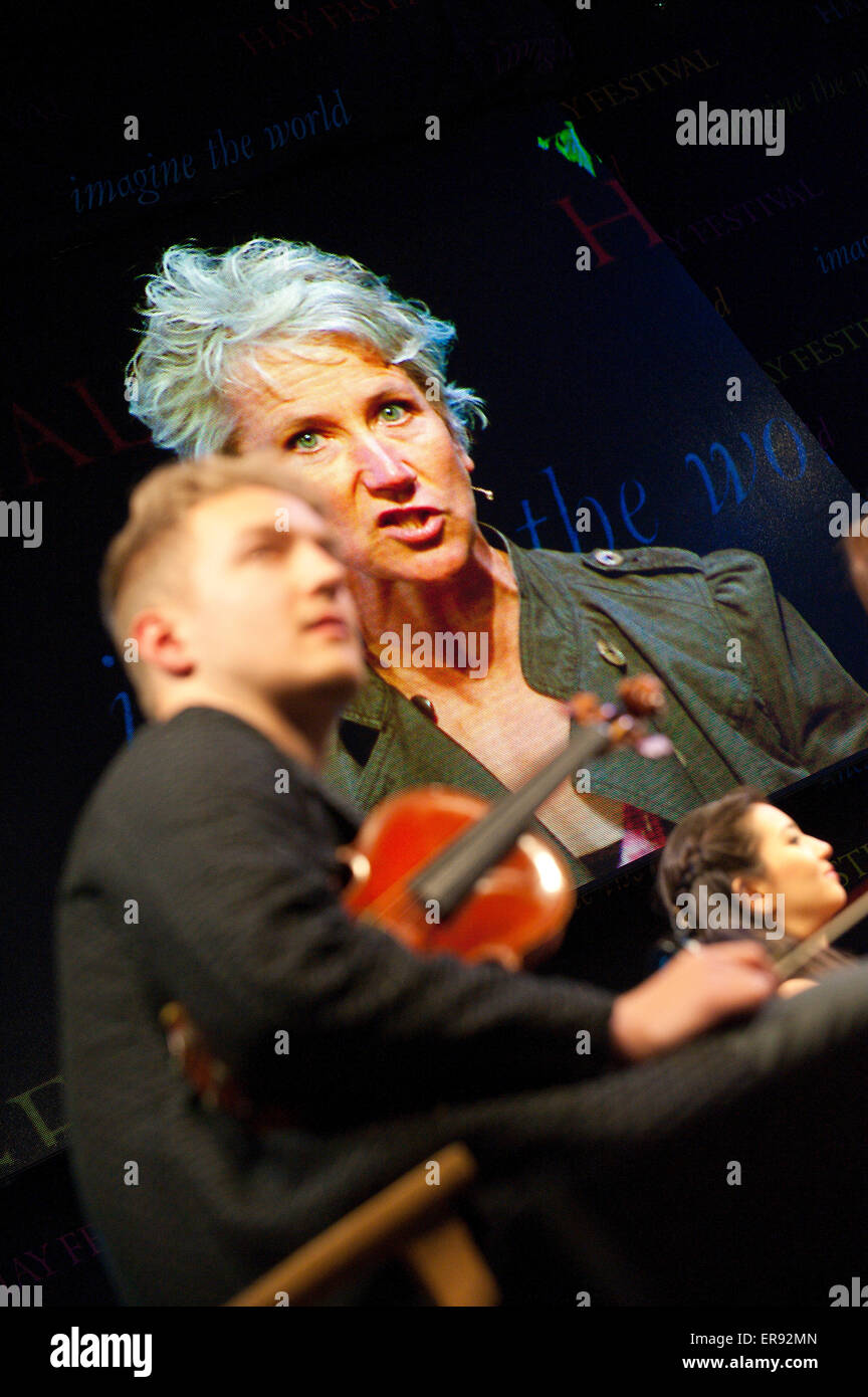 Hay-on-Wye, Powys, au Royaume-Uni. 29 mai 2015. Michael Morpurgo - La question Mozart Concert - Auteur Michael Morpurgo est rejoint par l'actrice Alison Reid, le violoniste Daniel Pioro et le conteur's Band (un quatuor de cordes). Ensemble les paroles et musique s'entremêlent pour raconter son histoire envoûtante de survie contre toute attente, avec en arrière-plan de l'Holocauste. Adapté et réalisé par Simon Reade. Credit : Graham M. Lawrence/Alamy Live News. Banque D'Images
