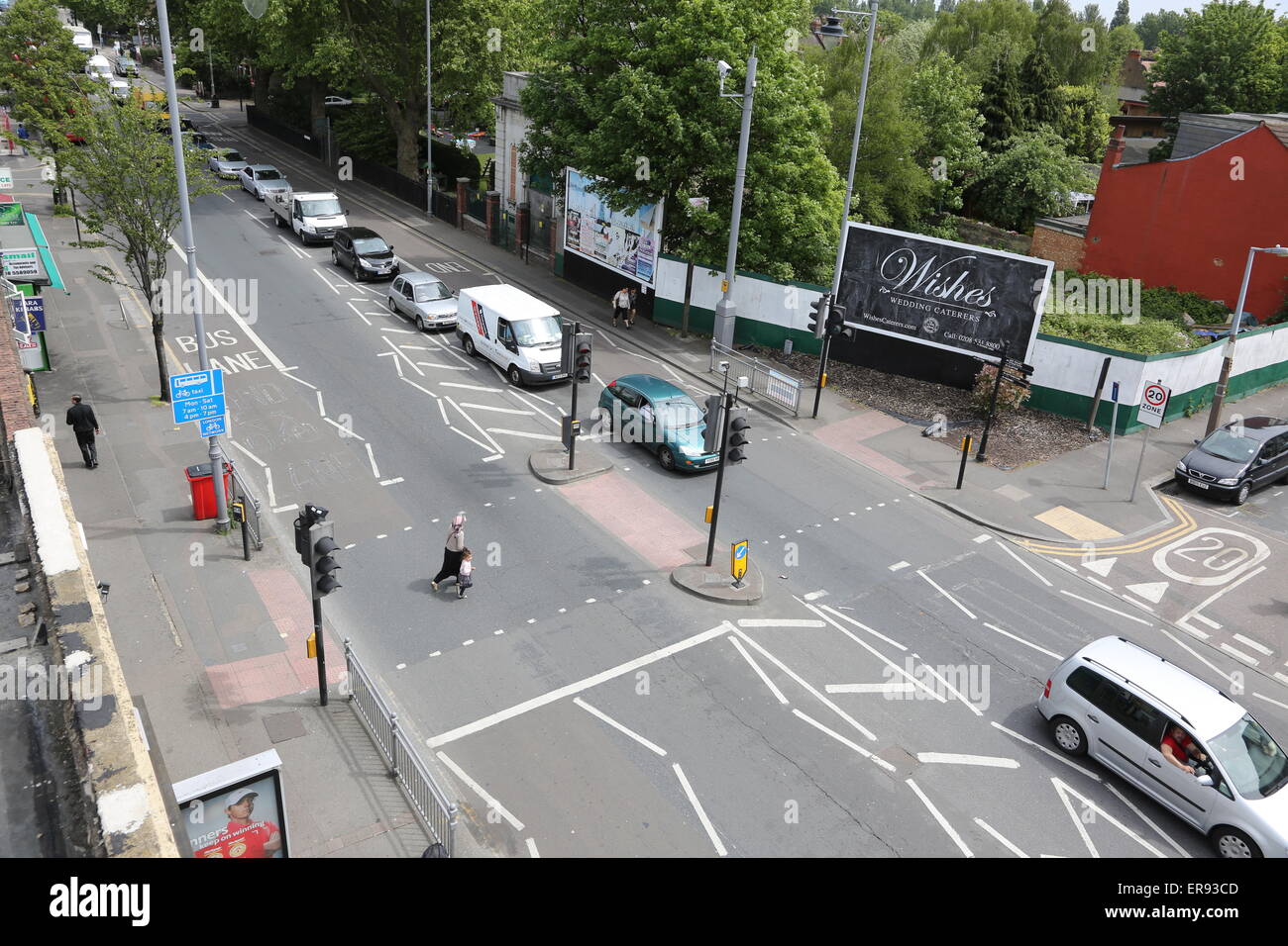 Un passage pour piétons sur Lee Bridge Road au nord de Londres. Feux de circulation et de mise en file d'attente montre traffic Banque D'Images