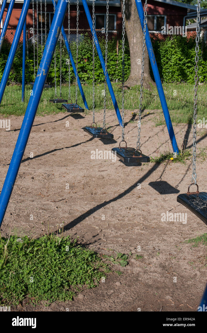 Seesaw, bleu, vert, herbe, parc, sable, de jouer, de plaisir Banque D'Images