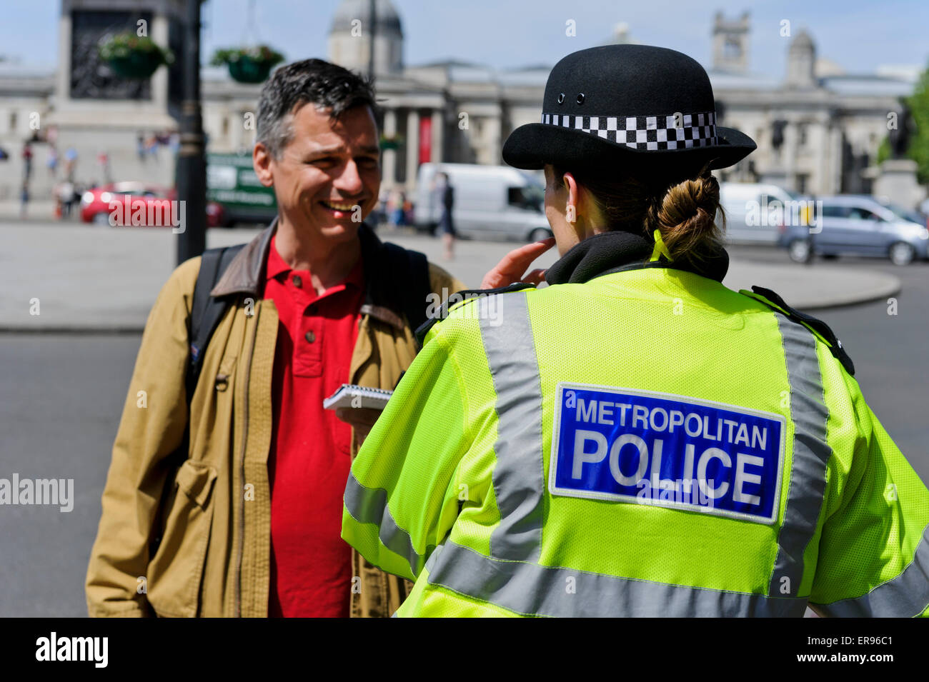 Une femme officier de police métropolitaine de parler d'un membre du public à Londres, Angleterre, Royaume-Uni. Banque D'Images