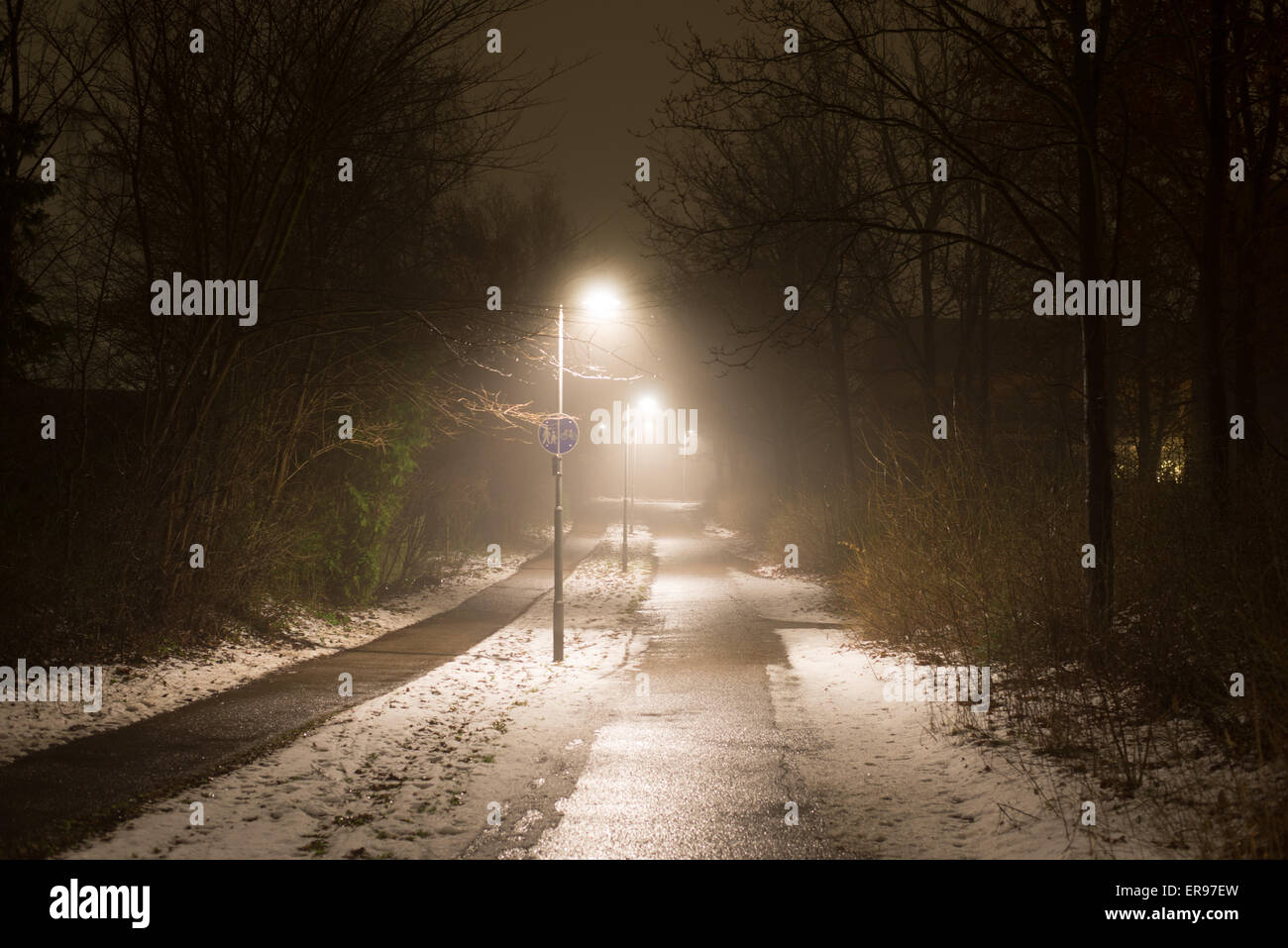 Ruelle sombre la nuit Banque D'Images