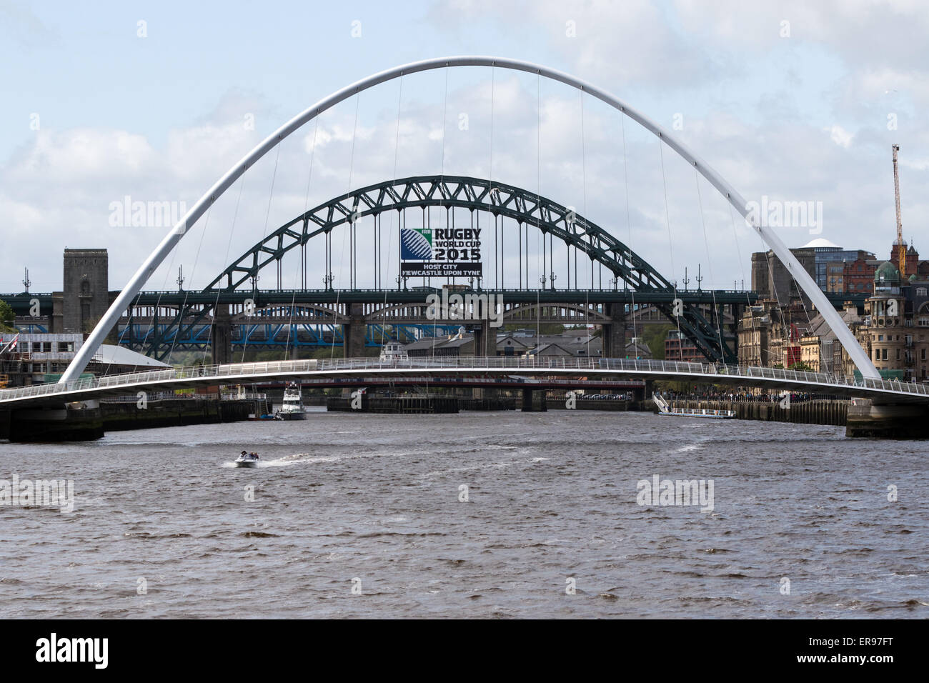 La Tyne à Newcastle avec le Millennium Bridge et au-delà le pont Tyne et High Level Bridge Banque D'Images