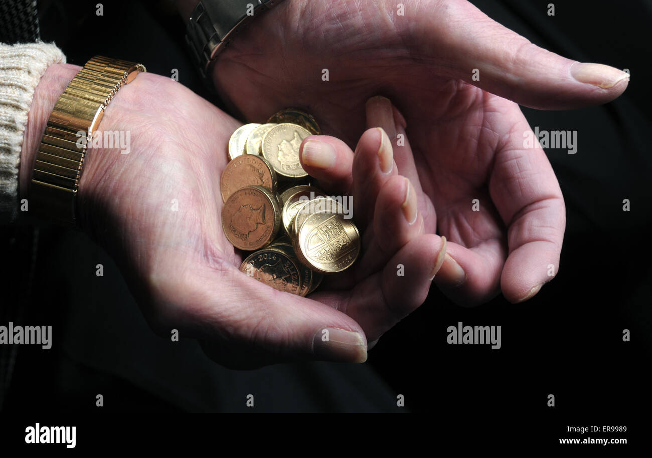 Vieux Mans HANDS HOLDING BRITANNIQUE PIÈCES LIVRE RE ARGENT ÉPARGNE INVESTISSEMENTS SALAIRES COÛT DE LA VIE DAO VIEILLESSE PAIEMENT UK Banque D'Images