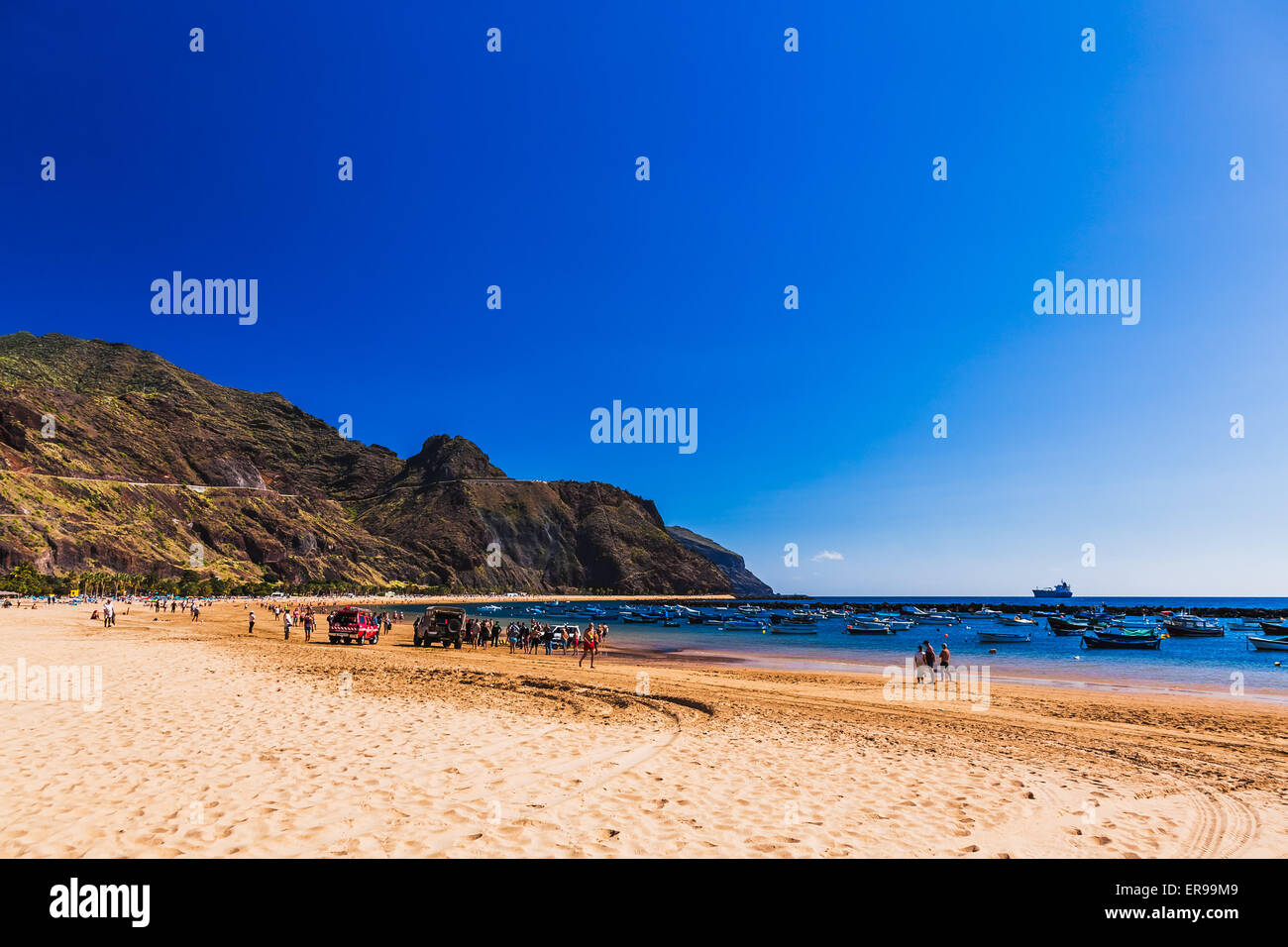 La plage Las Teresitas avec du sable jaune sur l'autre rive de l'océan Atlantique ou sur l'île de Ténérife, Espagne Banque D'Images