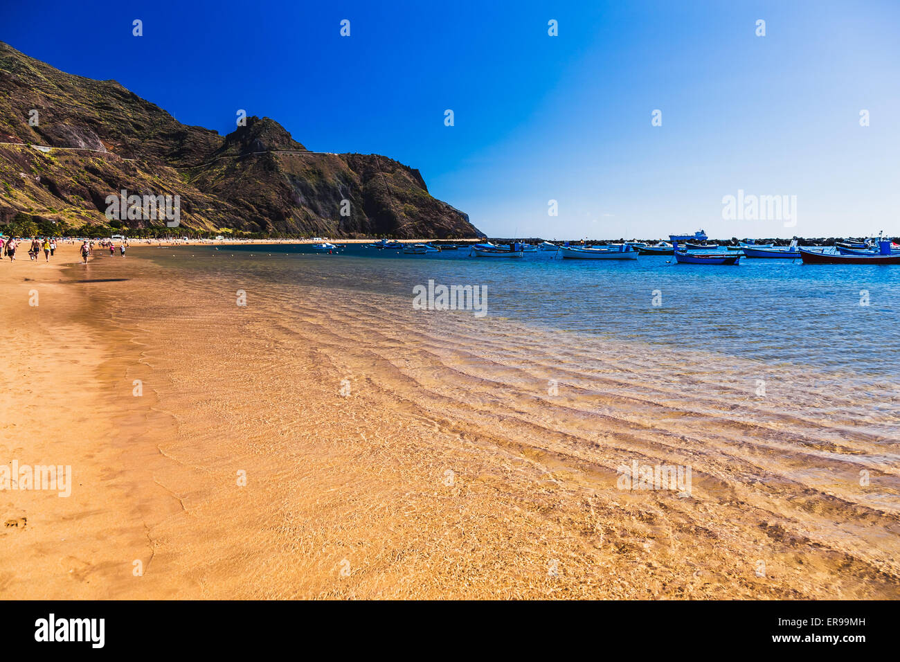 La plage Las Teresitas avec de l'eau et des vagues sur le sable jaune sur l'autre rive de l'océan Atlantique ou sur l'île de Ténérife, Espagne Banque D'Images