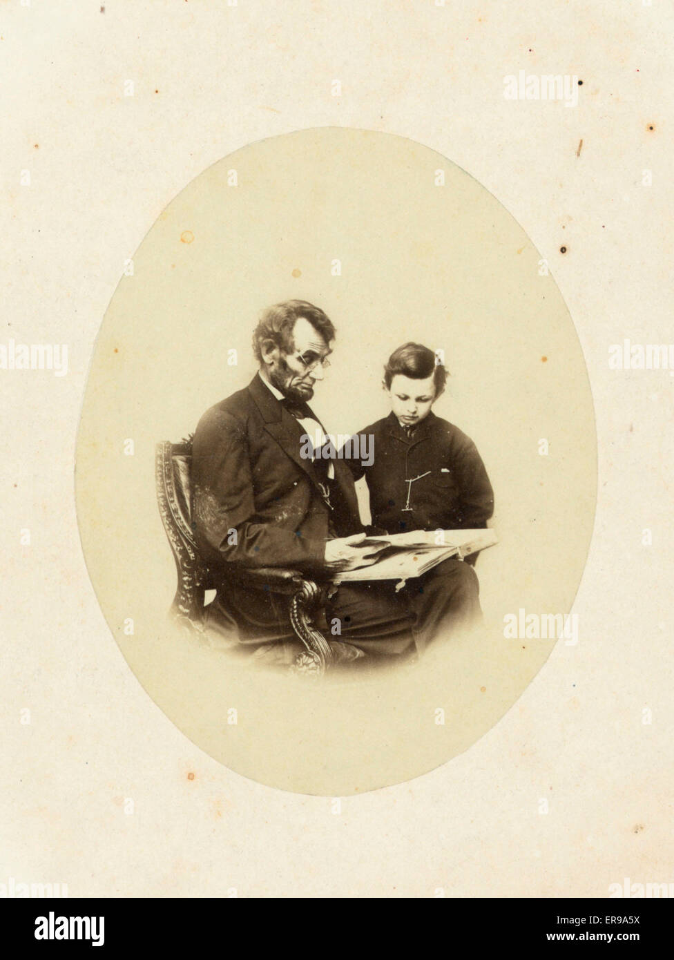 Abraham Lincoln, Président des États-Unis, regardant un album photo avec Banque D'Images