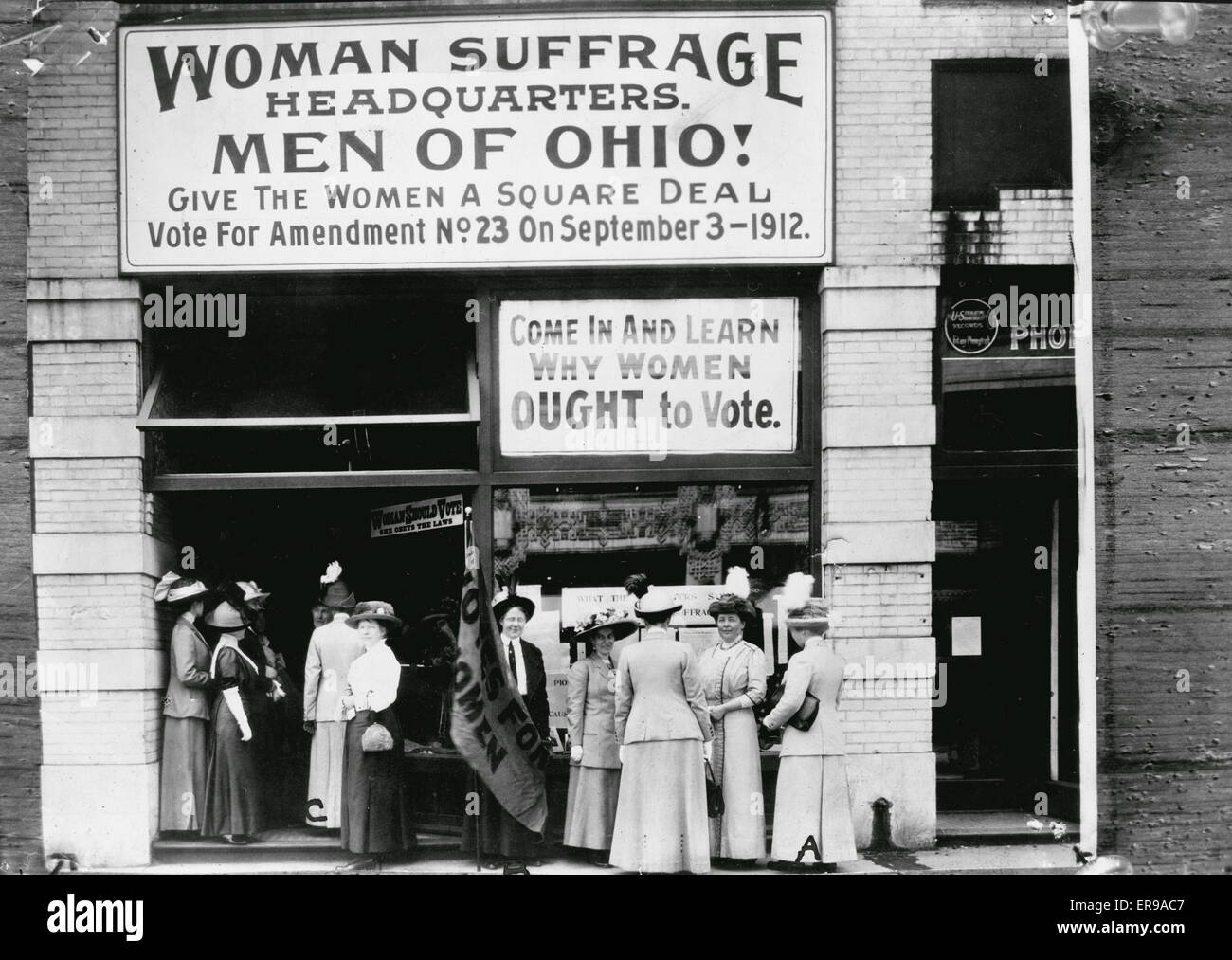Femme dans la région de Euclid siège suffrage Avenue, Cleveland - A. (à l'extrême droite) est Miss Belle Sherwin, Président, National League of Women Voters ; B. est Juge Florence E. Allen (tenant le drapeau) ; C. est Mme Malcolm McBride. 1912 Banque D'Images