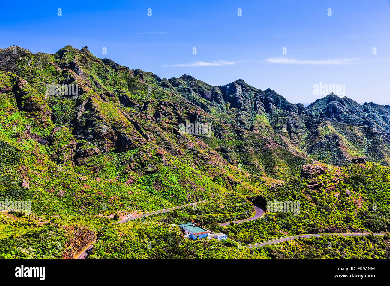 Le vert des montagnes ou des rochers vallée avec l'enroulement ou serpantine road et du ciel paysage dans l'île de Ténérife, Espagne à l'été Banque D'Images