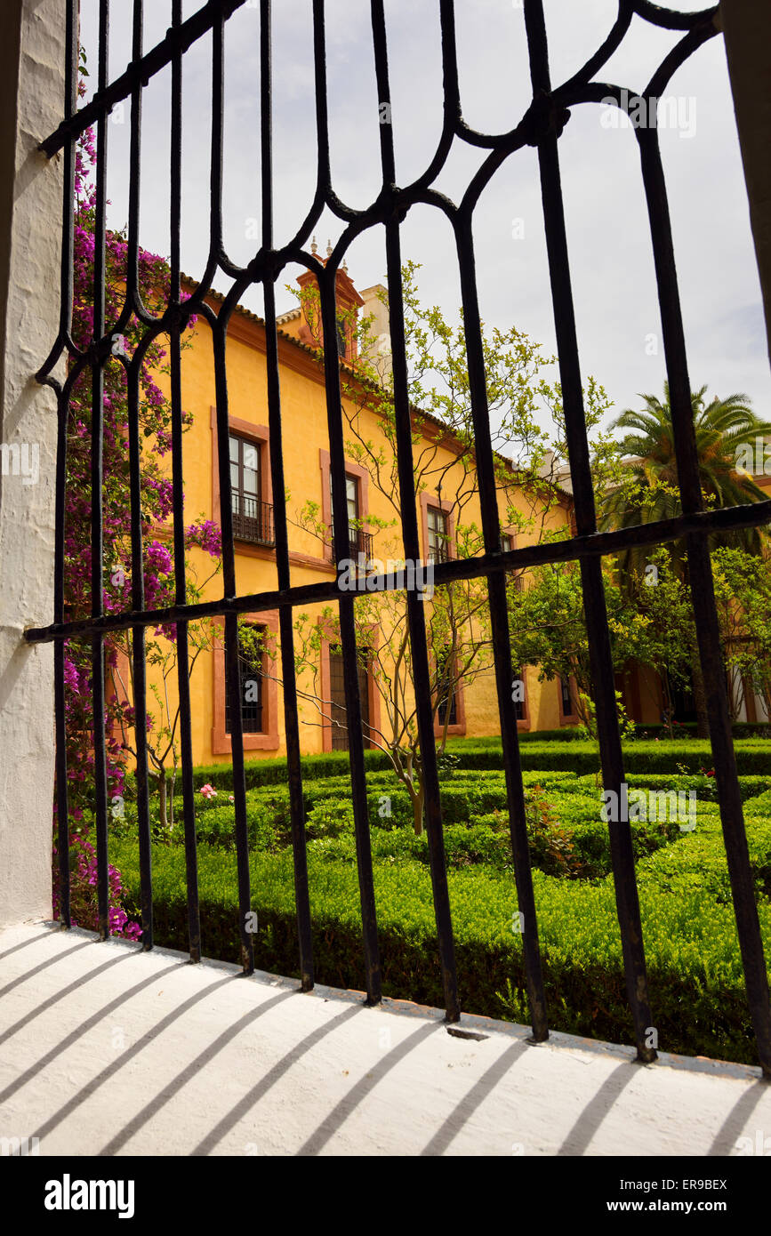 Fenêtre sur cour avec jardin en plein air au Palais Royal Alcazar de Séville Andalousie Espagne Banque D'Images