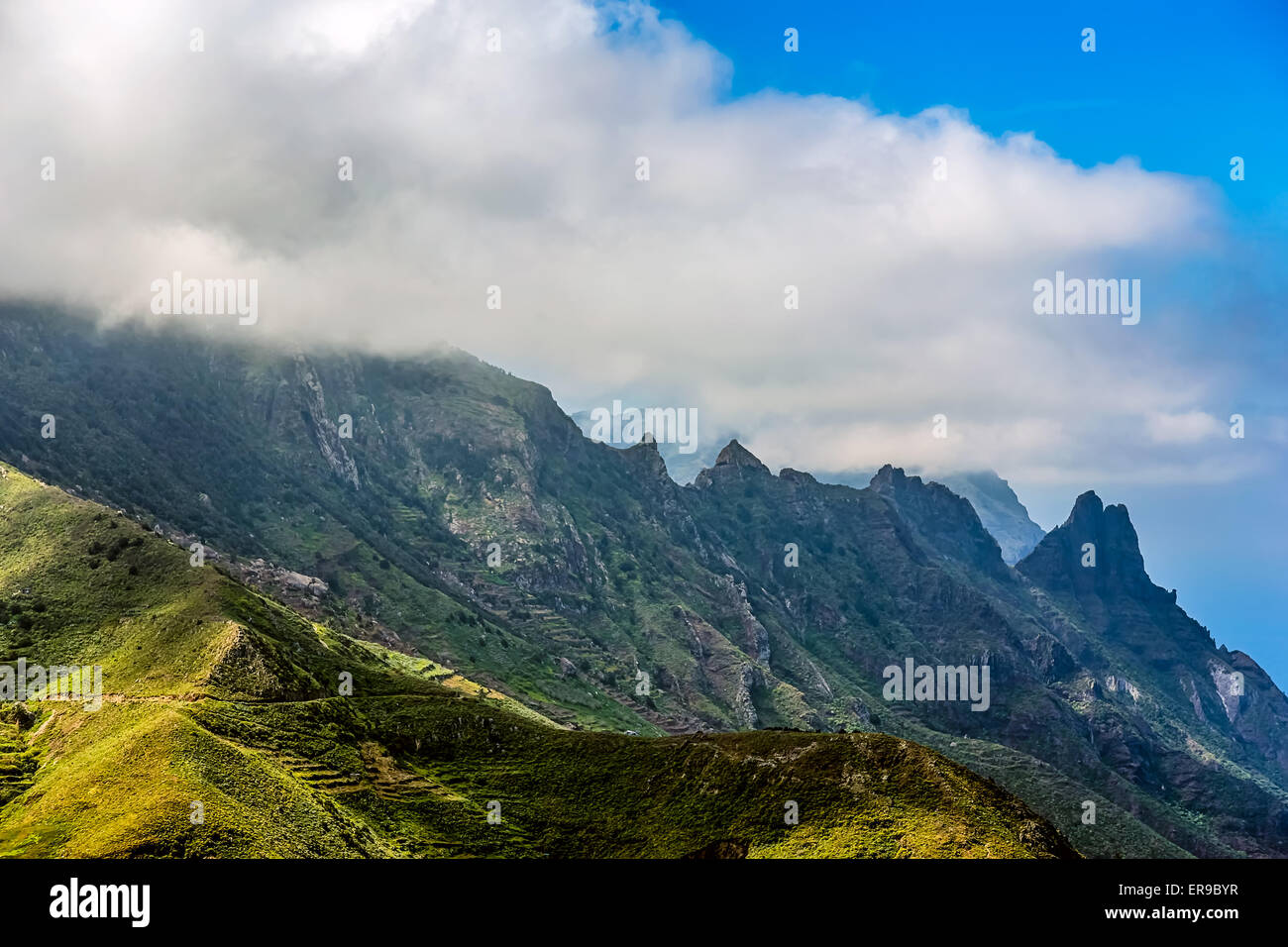 Les roches vertes avec des nuages sur ciel bleu, l'île de Tenerife en paysage Espagne Banque D'Images