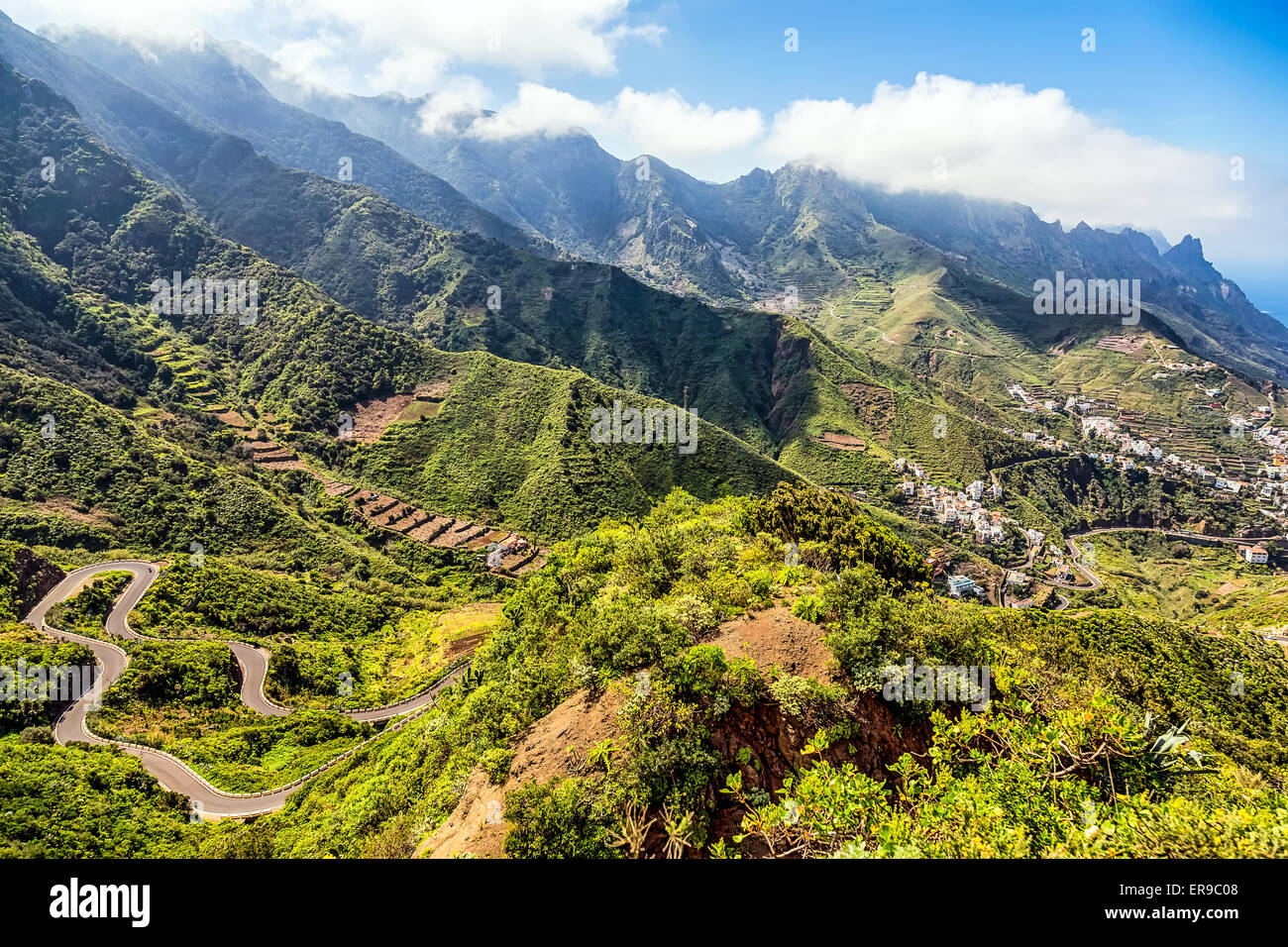 Le vert des montagnes ou des rochers vallée avec serpantine road et ciel nature paysage dans l'île de Ténérife, Espagne à l'été Banque D'Images