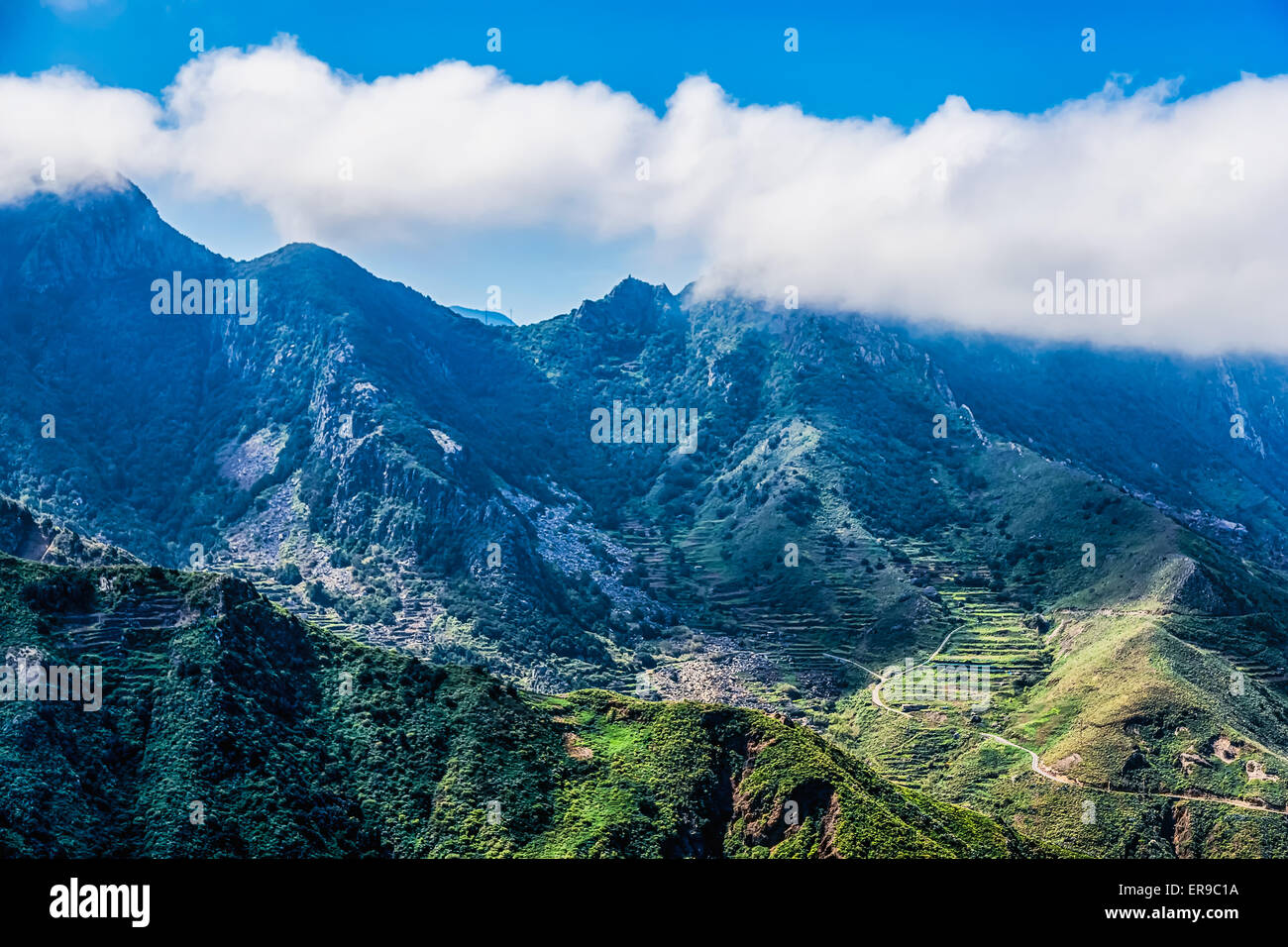 Montagnes avec nuages sur ciel bleu paysage dans l'île de Ténérife, Espagne Banque D'Images
