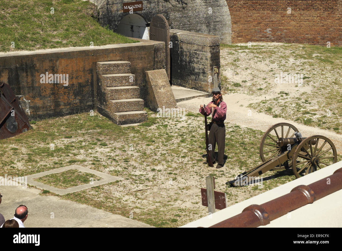 L'homme en habit de guerre civile témoigne de chargement d'un mousquet vintage à Fort Gaines. Banque D'Images