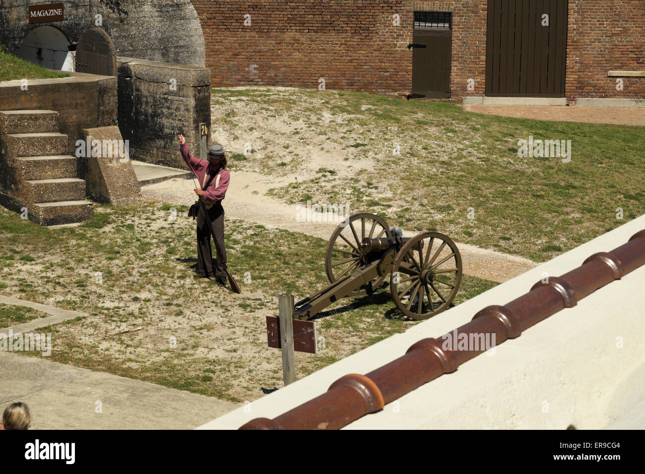 L'homme en habit de guerre civile témoigne de chargement d'un mousquet vintage à Fort Gaines. Banque D'Images